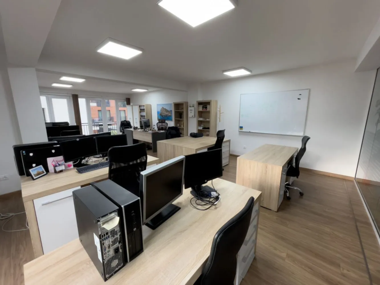 Spațiu de birouri de 95 mp + terasa 90 mp zona Centrala - Contact 0726223886
De închiriat spatiu birou + chicineta avand o suprafata de 95 mp + toaleta 6mp + terasa 90 mp ( spatiu comun cu alt birou similar ) situat la etajul 1 in zona centrala, Strada Arany Janos
Compartimentare:
1 incapere open space separata de un geam de sticla securizat, 1 toaleta, o terasa deasupra spatiului de 90 mp
Exista și un rastel propriu pentru biciclete și o stație de incărcare pentru motor/ scuter electric

Detalii:
- Incalzire, geamuri termopan, ușă metalică.

Imobilul se închiriază amenajat la prețul de 900 Euro redus de la 1100 Euro.
Contact 0726223886
Comisionul agentiei este de 50% din valoarea primei chirii si se percepe o singură dată!
Acest anunț nu corespunde cerințelor tale? Sună la numărul afișat în anunț și unul dintre agenții noștri te va ajuta cu alte oferte personalizate în funcție de cerințele tale.