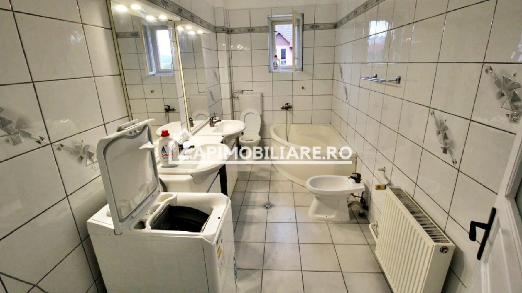 Cazare muncitori 10 camere,3 bucătării,5 băi,10.000 mp teren - De închiriat casă cu 3 nivele 10 camere , 5 băi, 3 bucătării, amplasată pe 10.000 mp teren pe care se poate amenaja ce doreste chiriasul.,situat în Corunca,ideal pentru sedii firme, punct de lucru, cabinet medical, cazare muncitori, 40 ei / zi plus Utilitați 
Detalii:
- centrală termică, calorifere, geamuri termopan.
- la demisol 3 camere , 1 baie, 1 bucătărie, 1 terasă
- la parter 4 camere,1 bucătărie, 1 terasă, 1 living
- 1 la etaj 3 camere 1 bucătarie, 1 living, 2 băi
- 2 terase
- 2 intrări
- 1000 mp teren
- posibilitate parcare 15 masini
- pret cazare muncitori 40 lei /zi plus Utilitați 
- posibilitate de inchiriere si cate 1 etaj
-----------------------------------------------------------------------------------------------------------------------------------------
Comisionul perceput este de 50% din valoarea primei chirii.Și se percepe o singură dată!
Acest anunț nu corespunde cerințelor tale? Sună la numărul afișat în anunț și unul dintre agenții noștri te va ajuta cu alte oferte personalizate în funcție de cerințele tale.