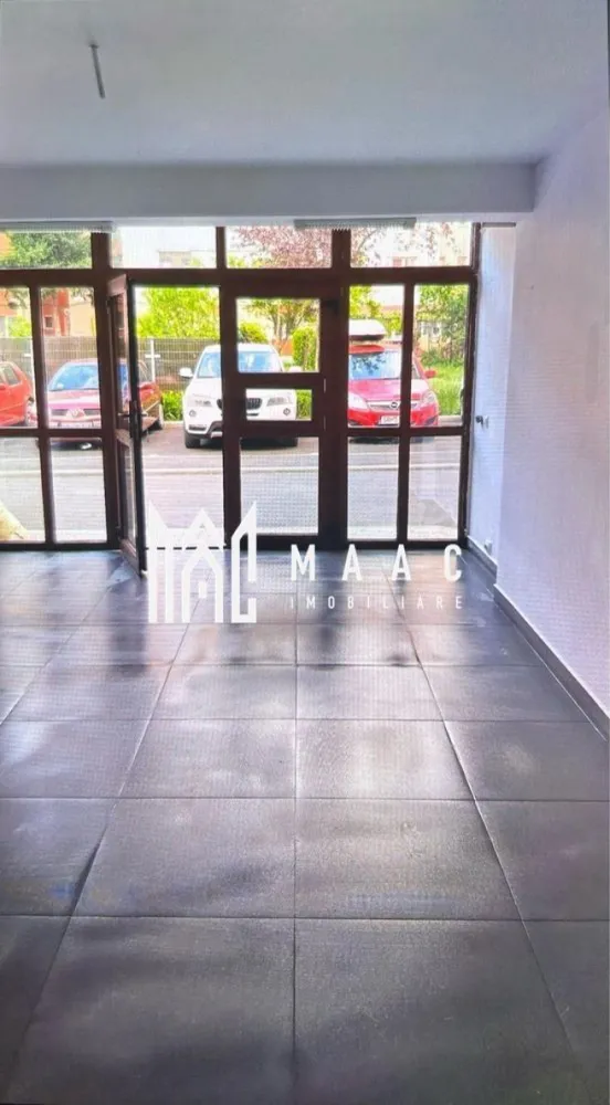 Spațiu comercial / birouri 25 mp | Cedonia, Sibiu | parter, vitrină - Spațiu comercial / birouri de închiriat în Cedonia, Sibiu, cu 25 mp utili, amplasat la parter și cu vitrină la stradă, potrivit pentru activități profesionale.

Detalii proprietate:
• Suprafață utilă: 25 mp
• Compartimentare actuală: open space
• Amplasare la parterul unui imobil cu regim P+4
• An construcție imobil: 1980
• Grup sanitar propriu
• Vitrină cu deschidere generoasă la stradă
• Curent trifazic
• Ferestre cu geam termopan

Spațiul este situat în zona Cedonia din Sibiu, într-o zonă cu acces facil și vizibilitate bună pentru activități comerciale. Poziționarea la parter și deschiderea la stradă susțin o prezență vizibilă și acces ușor pentru clienți.

Pentru detalii suplimentare și programarea unei vizionări, contactați echipa MAAC Imobiliare și menționați Cod anunț CP3179044.

Conținut optimizat cu AI, aprobat de agent uman.