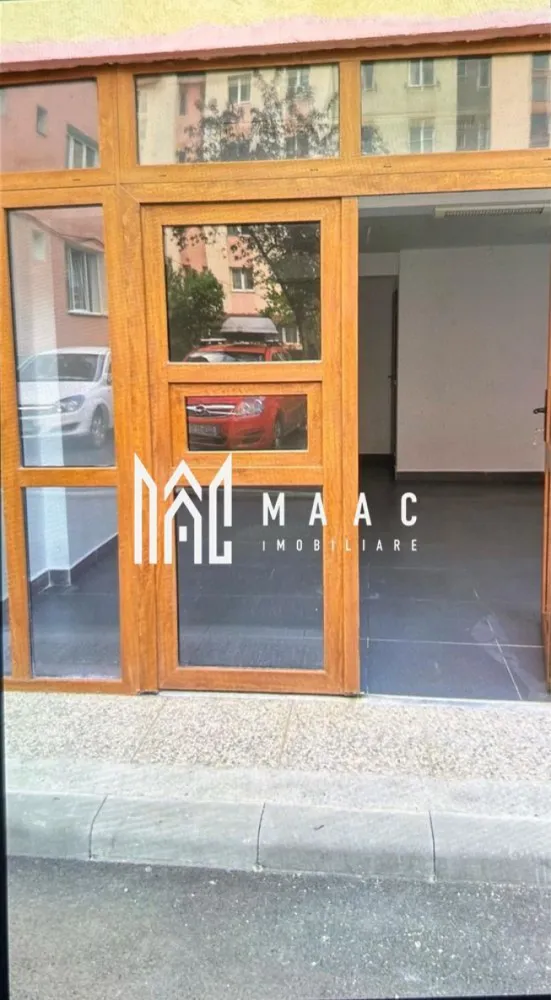 Spațiu comercial / birouri 25 mp | Cedonia, Sibiu | parter, vitrină - Spațiu comercial / birouri de închiriat în Cedonia, Sibiu, cu 25 mp utili, amplasat la parter și cu vitrină la stradă, potrivit pentru activități profesionale.

Detalii proprietate:
• Suprafață utilă: 25 mp
• Compartimentare actuală: open space
• Amplasare la parterul unui imobil cu regim P+4
• An construcție imobil: 1980
• Grup sanitar propriu
• Vitrină cu deschidere generoasă la stradă
• Curent trifazic
• Ferestre cu geam termopan

Spațiul este situat în zona Cedonia din Sibiu, într-o zonă cu acces facil și vizibilitate bună pentru activități comerciale. Poziționarea la parter și deschiderea la stradă susțin o prezență vizibilă și acces ușor pentru clienți.

Pentru detalii suplimentare și programarea unei vizionări, contactați echipa MAAC Imobiliare și menționați Cod anunț CP3179044.

Conținut optimizat cu AI, aprobat de agent uman.