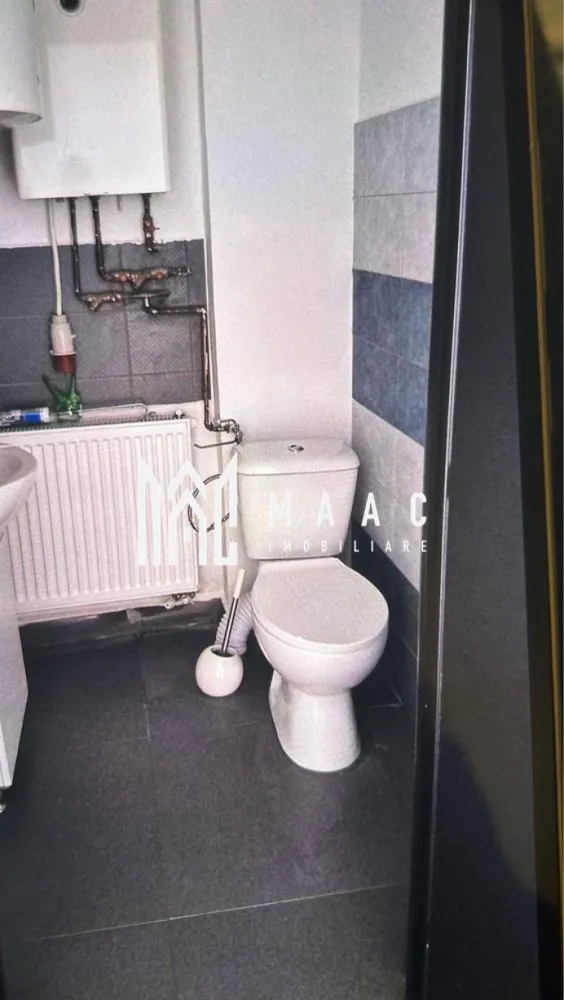 Spațiu comercial / birouri 25 mp | Cedonia, Sibiu | parter, vitrină - Spațiu comercial / birouri de închiriat în Cedonia, Sibiu, cu 25 mp utili, amplasat la parter și cu vitrină la stradă, potrivit pentru activități profesionale.

Detalii proprietate:
• Suprafață utilă: 25 mp
• Compartimentare actuală: open space
• Amplasare la parterul unui imobil cu regim P+4
• An construcție imobil: 1980
• Grup sanitar propriu
• Vitrină cu deschidere generoasă la stradă
• Curent trifazic
• Ferestre cu geam termopan

Spațiul este situat în zona Cedonia din Sibiu, într-o zonă cu acces facil și vizibilitate bună pentru activități comerciale. Poziționarea la parter și deschiderea la stradă susțin o prezență vizibilă și acces ușor pentru clienți.

Pentru detalii suplimentare și programarea unei vizionări, contactați echipa MAAC Imobiliare și menționați Cod anunț CP3179044.

Conținut optimizat cu AI, aprobat de agent uman.
