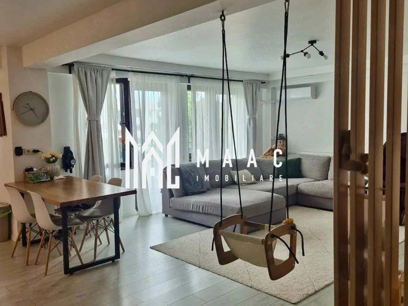 Apartament 3 camere decomandat | Ostroveni, Râmnicu Vâlcea | 109 mp, parcare - Apartament cu 3 camere decomandat, 109 mp utili, situat la etajul 2 al unui bloc boutique P+3 din zona Agrement Ostroveni, Râmnicu Vâlcea, finalizat în 2025 și pregătit pentru locuire.

Detalii proprietate:
• Suprafață utilă: 109 mp; suprafață construită: 130,8 mp
• Compartimentare: 3 camere, 2 dormitoare, 1 baie, 1 bucătărie
• Etaj 2 din 3, într-un imobil finalizat, cu structură din cărămidă
• Stare interioară: ultrafinisat
• Living cu bucătărie open-space de 48,23 mp
• Dormitor de 13,80 mp și dormitor matrimonial de 14,95 mp
• Dressing dedicat și hol de 4,56 mp
• 1 balcon și 1 loc de parcare

Zonă și acces:
Proprietatea este amplasată pe Bulevardul Dem Rădulescu, în zona Agrement Ostroveni, cu acces rapid către magazine, școli, grădinițe, farmacii, mijloace de transport și alte puncte de interes.

Pentru detalii suplimentare și programarea unei vizionări, contactează echipa MAAC Imobiliare și menționează Cod anunț CP3179432.