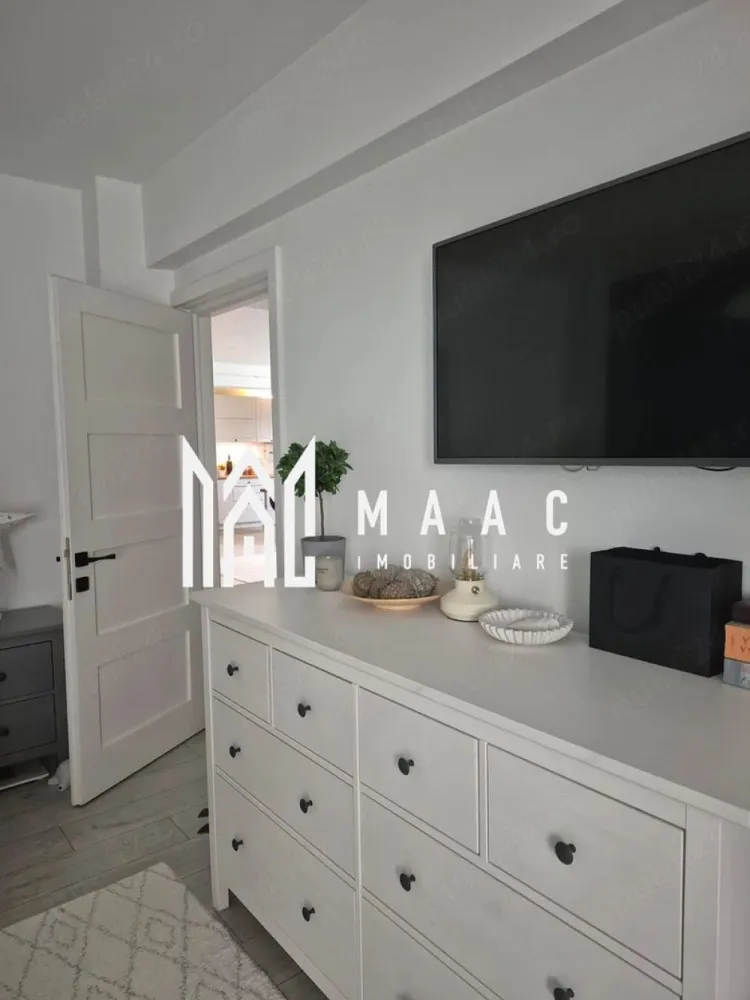 Apartament 3 camere decomandat | Ostroveni, Râmnicu Vâlcea | 109 mp, parcare - Apartament cu 3 camere decomandat, 109 mp utili, situat la etajul 2 al unui bloc boutique P+3 din zona Agrement Ostroveni, Râmnicu Vâlcea, finalizat în 2025 și pregătit pentru locuire.

Detalii proprietate:
• Suprafață utilă: 109 mp; suprafață construită: 130,8 mp
• Compartimentare: 3 camere, 2 dormitoare, 1 baie, 1 bucătărie
• Etaj 2 din 3, într-un imobil finalizat, cu structură din cărămidă
• Stare interioară: ultrafinisat
• Living cu bucătărie open-space de 48,23 mp
• Dormitor de 13,80 mp și dormitor matrimonial de 14,95 mp
• Dressing dedicat și hol de 4,56 mp
• 1 balcon și 1 loc de parcare

Zonă și acces:
Proprietatea este amplasată pe Bulevardul Dem Rădulescu, în zona Agrement Ostroveni, cu acces rapid către magazine, școli, grădinițe, farmacii, mijloace de transport și alte puncte de interes.

Pentru detalii suplimentare și programarea unei vizionări, contactează echipa MAAC Imobiliare și menționează Cod anunț CP3179432.