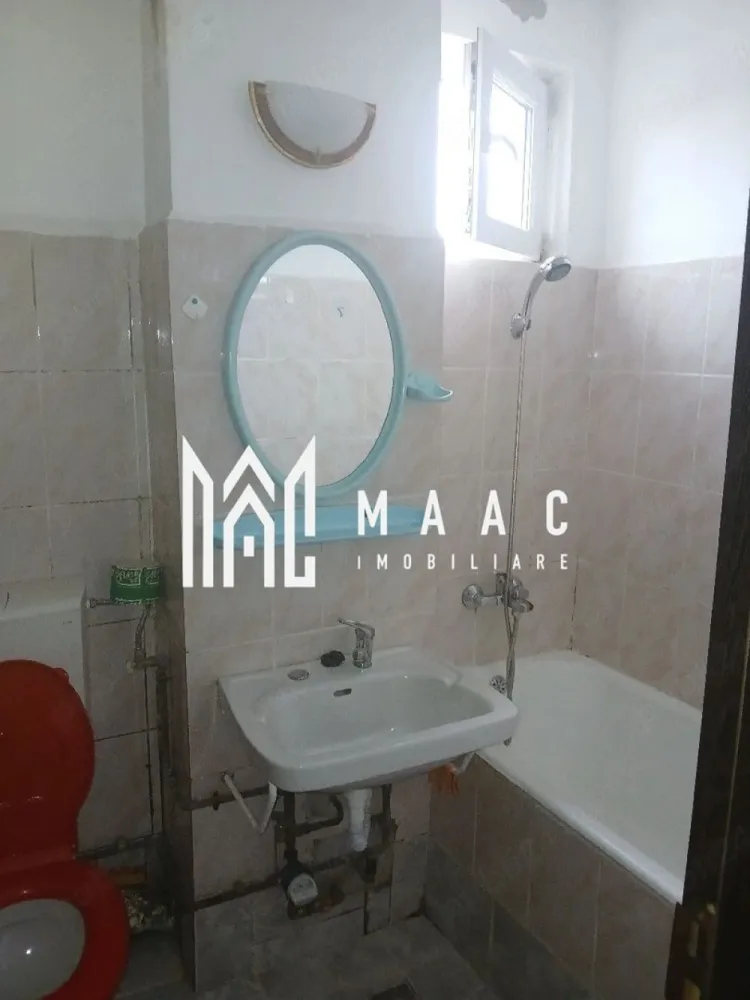 Apartament 2 camere | Traian | 62 mp | - MAAC Imobiliare vă propune spre închiriere un apartament cu 2 camere decomandat, situat în cartierul Ostroveni, pe Bulevardul Pandurilor, în zona A-uri, una dintre cele mai căutate zone rezidențiale din Râmnicu Vâlcea.
Locuința este ideală pentru persoane singure, cupluri sau familii care își doresc confort, acces rapid către facilitățile urbane și o închiriere pe termen lung.
Caracteristici:
Apartament cu 2 camere decomandat
Situat în zona A-uri – Ostroveni
Amplasat pe Bulevardul Pandurilor
Se închiriază semimobilat
Disponibil pentru închiriere pe termen lung
Chirie: 250 €/lună, negociabil
Compartimentare:
Living
Dormitor
Bucătărie separată
Baie
Hol
Dotări:
Centrală termică proprie
Mobilier parțial
Compartimentare decomandată
Spații bine organizate și funcționale
Avantaje:
Poziționare excelentă într-o zonă apreciată și bine conectată
Acces rapid către magazine, școli, grădinițe, farmacii și mijloace de transport
Centrală proprie pentru un confort termic sporit și controlul costurilor
Ideal pentru închiriere pe termen lung
Raport foarte bun între preț și facilitățile oferite
Pentru informații suplimentare și programarea unei vizionări, echipa MAAC Imobiliare vă stă la dispoziție. ID 3179501