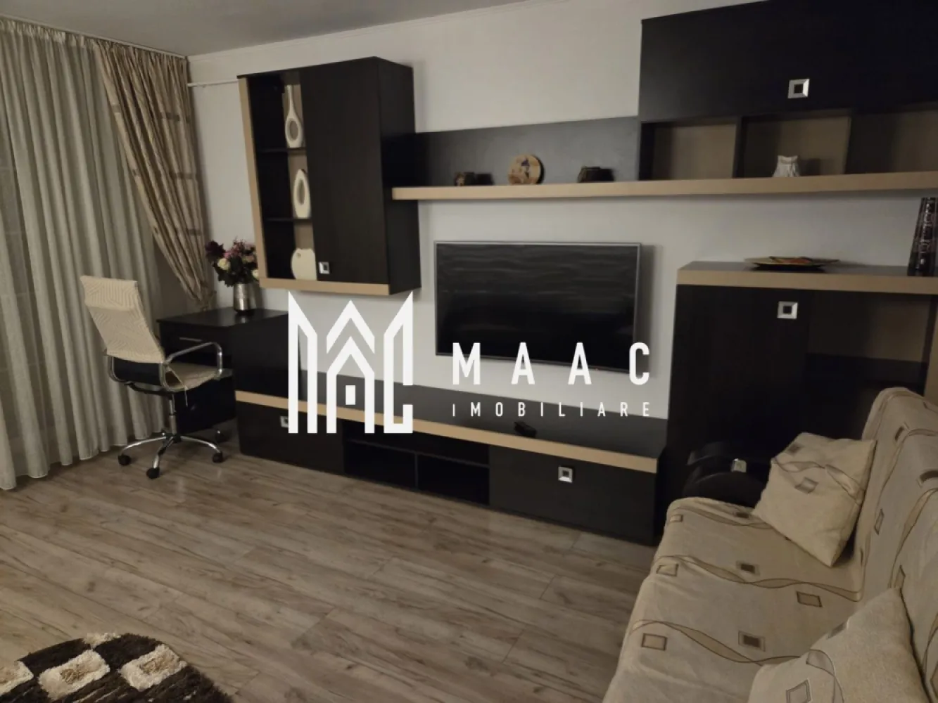 Apartament 2 camere decomandat | Central, Râmnicu Vâlcea | 50 mp, renovat - Apartament cu 2 camere decomandat de închiriat în zona Central din Râmnicu Vâlcea, cu 50 mp utili, renovat, complet mobilat și utilat, disponibil pentru mutare imediată.

Detalii proprietate:
• Suprafață utilă: 50 mp
• Suprafață construită: 60 mp
• Compartimentare: 2 camere, 1 dormitor, 1 baie, 1 bucătărie, hol și balcon
• Etaj 4 din 4
• An construcție: 1977, construcție finalizată
• Stare interioară: renovat
• Complet mobilat și utilat
• Dotări confirmate: centrală termică proprie, aer condiționat, mobilier modern și electrocasnice incluse

Zonă și acces:
Proprietatea este amplasată în zona Central din Râmnicu Vâlcea, cu acces facil către magazine, restaurante, mijloace de transport și alte puncte de interes. Poziționarea oferă acces rapid către zonele importante ale orașului.

Cod anunț CP3179505. Contactați echipa MAAC Imobiliare pentru mai multe informații și pentru programarea unei vizionări.