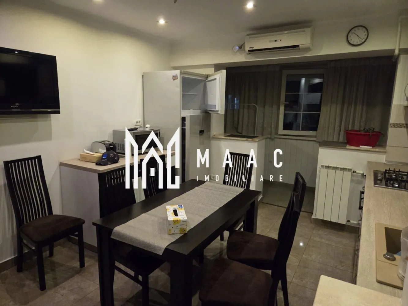 Apartament 2 camere decomandat | Central, Râmnicu Vâlcea | 50 mp, renovat - Apartament cu 2 camere decomandat de închiriat în zona Central din Râmnicu Vâlcea, cu 50 mp utili, renovat, complet mobilat și utilat, disponibil pentru mutare imediată.

Detalii proprietate:
• Suprafață utilă: 50 mp
• Suprafață construită: 60 mp
• Compartimentare: 2 camere, 1 dormitor, 1 baie, 1 bucătărie, hol și balcon
• Etaj 4 din 4
• An construcție: 1977, construcție finalizată
• Stare interioară: renovat
• Complet mobilat și utilat
• Dotări confirmate: centrală termică proprie, aer condiționat, mobilier modern și electrocasnice incluse

Zonă și acces:
Proprietatea este amplasată în zona Central din Râmnicu Vâlcea, cu acces facil către magazine, restaurante, mijloace de transport și alte puncte de interes. Poziționarea oferă acces rapid către zonele importante ale orașului.

Cod anunț CP3179505. Contactați echipa MAAC Imobiliare pentru mai multe informații și pentru programarea unei vizionări.