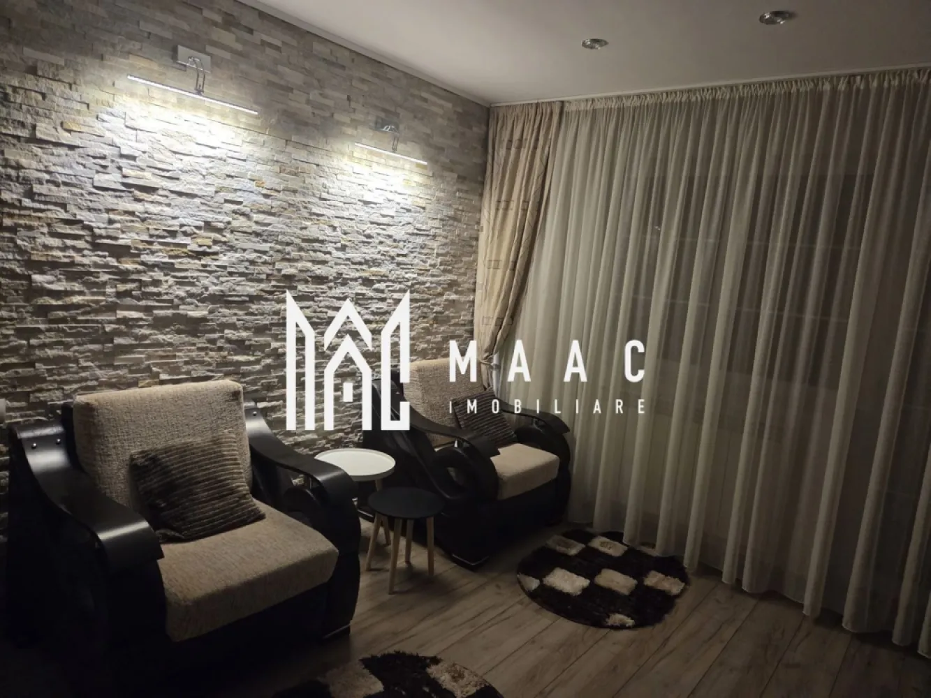 Apartament 2 camere decomandat | Central, Râmnicu Vâlcea | 50 mp, renovat - Apartament cu 2 camere decomandat de închiriat în zona Central din Râmnicu Vâlcea, cu 50 mp utili, renovat, complet mobilat și utilat, disponibil pentru mutare imediată.

Detalii proprietate:
• Suprafață utilă: 50 mp
• Suprafață construită: 60 mp
• Compartimentare: 2 camere, 1 dormitor, 1 baie, 1 bucătărie, hol și balcon
• Etaj 4 din 4
• An construcție: 1977, construcție finalizată
• Stare interioară: renovat
• Complet mobilat și utilat
• Dotări confirmate: centrală termică proprie, aer condiționat, mobilier modern și electrocasnice incluse

Zonă și acces:
Proprietatea este amplasată în zona Central din Râmnicu Vâlcea, cu acces facil către magazine, restaurante, mijloace de transport și alte puncte de interes. Poziționarea oferă acces rapid către zonele importante ale orașului.

Cod anunț CP3179505. Contactați echipa MAAC Imobiliare pentru mai multe informații și pentru programarea unei vizionări.
