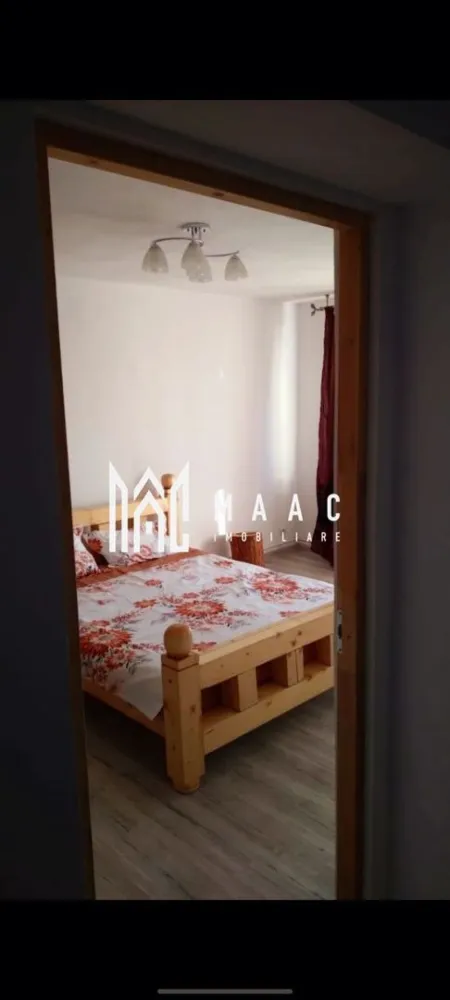 Apartament 2 camere | Lenin Sud, Râmnicu Vâlcea | 52 mp, etaj 3, balcon - Apartament cu 2 camere de închiriat în Lenin Sud, Râmnicu Vâlcea, pe Bulevardul Tineretului, cu 52 mp utili, etaj 3 și balcon, potrivit pentru locuire urbană cu acces facil la puncte de interes.

Detalii proprietate:
• Suprafață utilă: 52 mp (suprafață construită 62,4 mp)
• Apartament cu 2 camere, 1 dormitor, 1 baie și 1 bucătărie
• Etaj 3 din 4, imobil finalizat, construit în 1977
• Structură din cărămidă
• Bucătărie open-space cu zonă de dining
• Balcon deschis
• Bucătărie mobilată și utilată, inclusiv frigider
• Ferestre cu geam termopan, parchet, calorifere în fiecare încăpere
• Baie cu cadă pe colț și calorifer portprosop

Localizare și acces:
Proprietatea este amplasată vis-a-vis de Colegiul Economic Râmnicu Vâlcea, într-o zonă cu acces rapid către școli, magazine, mijloace de transport și alte puncte de interes urbane.

Cod anunț CP3179508. Contactați echipa MAAC Imobiliare pentru detalii suplimentare și programarea unei vizionări.