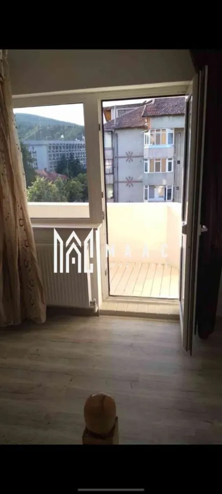 Apartament 2 camere | Lenin Sud, Râmnicu Vâlcea | 52 mp, etaj 3, balcon - Apartament cu 2 camere de închiriat în Lenin Sud, Râmnicu Vâlcea, pe Bulevardul Tineretului, cu 52 mp utili, etaj 3 și balcon, potrivit pentru locuire urbană cu acces facil la puncte de interes.

Detalii proprietate:
• Suprafață utilă: 52 mp (suprafață construită 62,4 mp)
• Apartament cu 2 camere, 1 dormitor, 1 baie și 1 bucătărie
• Etaj 3 din 4, imobil finalizat, construit în 1977
• Structură din cărămidă
• Bucătărie open-space cu zonă de dining
• Balcon deschis
• Bucătărie mobilată și utilată, inclusiv frigider
• Ferestre cu geam termopan, parchet, calorifere în fiecare încăpere
• Baie cu cadă pe colț și calorifer portprosop

Localizare și acces:
Proprietatea este amplasată vis-a-vis de Colegiul Economic Râmnicu Vâlcea, într-o zonă cu acces rapid către școli, magazine, mijloace de transport și alte puncte de interes urbane.

Cod anunț CP3179508. Contactați echipa MAAC Imobiliare pentru detalii suplimentare și programarea unei vizionări.