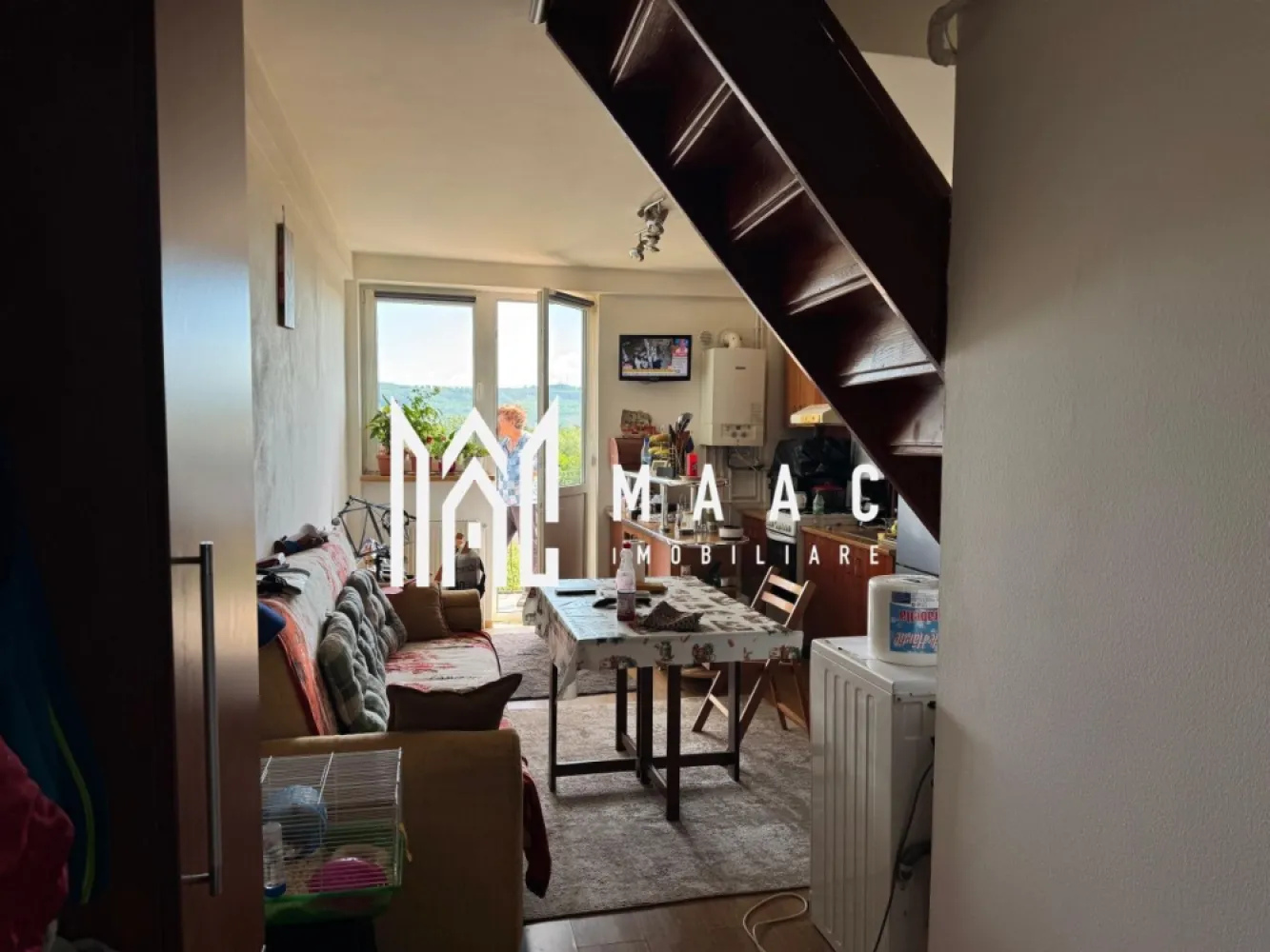 Apartament 2 camere | Balcon | 56 MPU | Mobilat | Zona Garii - MAAC Imobiliare vă propune spre vânzare un apartament cu 3 camere, dispus pe două niveluri, situat într-un imobil construit în anul 2008 in zona garii.

Caracteristici:
Apartament cu 3 camere, dispus pe 2 niveluri
Suprafață utilă: 56,04 mp
Balcon de aproximativ 3,5 mp
Imobil construit în anul 2008
Intabulat complet
2 băi

Compartimentare:
Nivelul 1
Hol de acces
Living cu bucătărie open-space
Baie
Balcon

Nivelul 2
Hol
2 dormitoare separate
Baie

Apartamentul este situat în apropierea centrului, a spitalului și a Promenada Mall Sibiu, beneficiind de acces facil către magazine, mijloace de transport, instituții și alte puncte de interes. 

Pentru mai multe detalii și pentru programarea unei vizionări, vă rugăm să specificați ID-ul anunțului: CP3180056