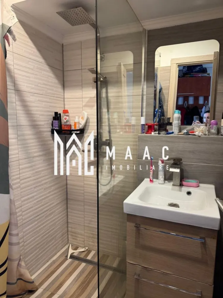 Apartament 2 camere | Balcon | 56 MPU | Mobilat | Zona Garii - MAAC Imobiliare vă propune spre vânzare un apartament cu 3 camere, dispus pe două niveluri, situat într-un imobil construit în anul 2008 in zona garii.

Caracteristici:
Apartament cu 3 camere, dispus pe 2 niveluri
Suprafață utilă: 56,04 mp
Balcon de aproximativ 3,5 mp
Imobil construit în anul 2008
Intabulat complet
2 băi

Compartimentare:
Nivelul 1
Hol de acces
Living cu bucătărie open-space
Baie
Balcon

Nivelul 2
Hol
2 dormitoare separate
Baie

Apartamentul este situat în apropierea centrului, a spitalului și a Promenada Mall Sibiu, beneficiind de acces facil către magazine, mijloace de transport, instituții și alte puncte de interes. 

Pentru mai multe detalii și pentru programarea unei vizionări, vă rugăm să specificați ID-ul anunțului: CP3180056