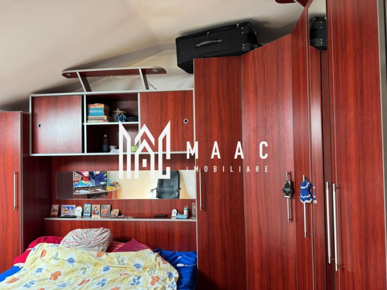 Apartament 2 camere | Balcon | 56 MPU | Mobilat | Zona Garii - MAAC Imobiliare vă propune spre vânzare un apartament cu 3 camere, dispus pe două niveluri, situat într-un imobil construit în anul 2008 in zona garii.

Caracteristici:
Apartament cu 3 camere, dispus pe 2 niveluri
Suprafață utilă: 56,04 mp
Balcon de aproximativ 3,5 mp
Imobil construit în anul 2008
Intabulat complet
2 băi

Compartimentare:
Nivelul 1
Hol de acces
Living cu bucătărie open-space
Baie
Balcon

Nivelul 2
Hol
2 dormitoare separate
Baie

Apartamentul este situat în apropierea centrului, a spitalului și a Promenada Mall Sibiu, beneficiind de acces facil către magazine, mijloace de transport, instituții și alte puncte de interes. 

Pentru mai multe detalii și pentru programarea unei vizionări, vă rugăm să specificați ID-ul anunțului: CP3180056
