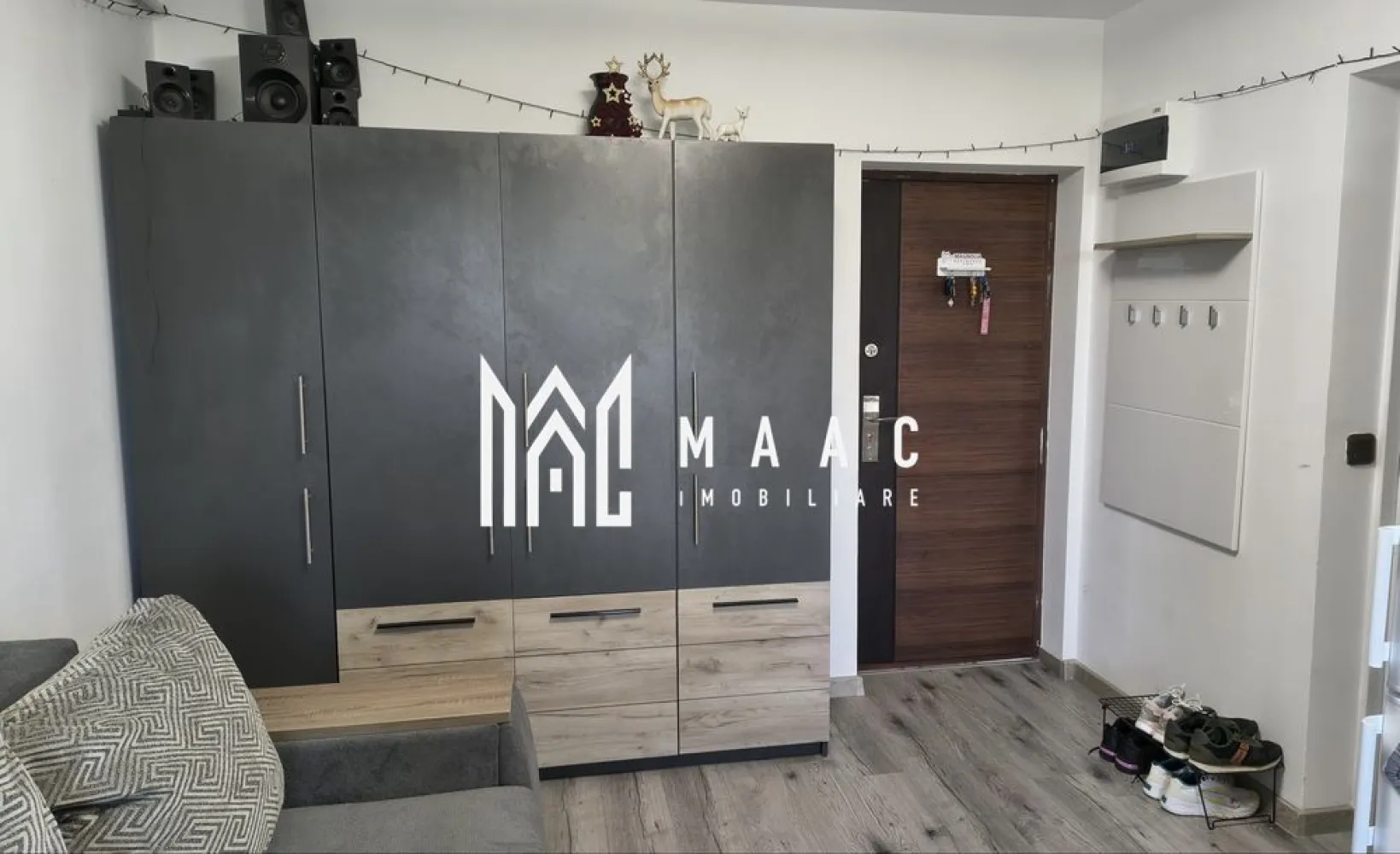 Apartament 2 camere | Etaj 1 | Balcon | Parcare | Magnolia - MAAC Imobiliare vă propune spre vânzare un apartament cu 2 camere, situat în ansamblul rezidențial Magnolia, într-un imobil P+4 prevăzut cu lift și acces securizat pe bază de cartelă. 

Caracteristici:
Apartament cu 2 camere
Suprafață utilă: 39 mp
Etaj 1 din 4
Bloc dotat cu lift
Acces securizat în imobil cu cartelă
Balcon 
Loc de parcare privat inclus

Compartimentare:
Hol de acces
Living open-space cu bucătărie
Dormitor
Baie
Balcon

Dotări:
Centrală termică proprie Kober cu termostat Motan
Mobilat și utilat complet
Frigider Arctic
Mașină de spălat Gorenje, nou
Cuptor cu microunde Samsung, nou
Televizoare
Plită electrică Hansa
Cuptor electric Hansa
Hotă Gorenje
Conexiune la fibră optică DIGI disponibilă

Îmbunătățiri:
Tablou electric nou
Contor electric cu protecție la sub și supratensiune
Prize și întrerupătoare noi
Parchet nou
Corpuri de iluminat LED în living și bucătărie, cu telecomandă
Lampă LED în dormitor, cu telecomandă și reglaj al culorilor
Două ventilatoare cu sistem antiretur în baie
Iluminare LED pentru dulăpiorul din baie
Balustradă balcon recondiționată și vopsită
Balcon zugrăvit cu lavabilă
Suporți pentru jardiniere și jardiniere montate pe balcon
Prize pe balcon, protejate împotriva umezelii
Spațiul de depozitare din dormitor este prevăzut cu iluminare LED și întrerupător dedicat
Dulapul din living beneficiază de iluminare interioară automată la deschiderea ușilor

Acest apartament se remarcă prin atenția acordată fiecărui detaliu și prin investițiile realizate pentru creșterea confortului și eficienței. Se vinde complet mobilat și utilat, fiind pregătit pentru mutare imediată, fără a necesita investiții suplimentare.

Pentru mai multe detalii și pentru programarea unei vizionări, vă rugăm să specificați ID-ul anunțului: CP3180060
