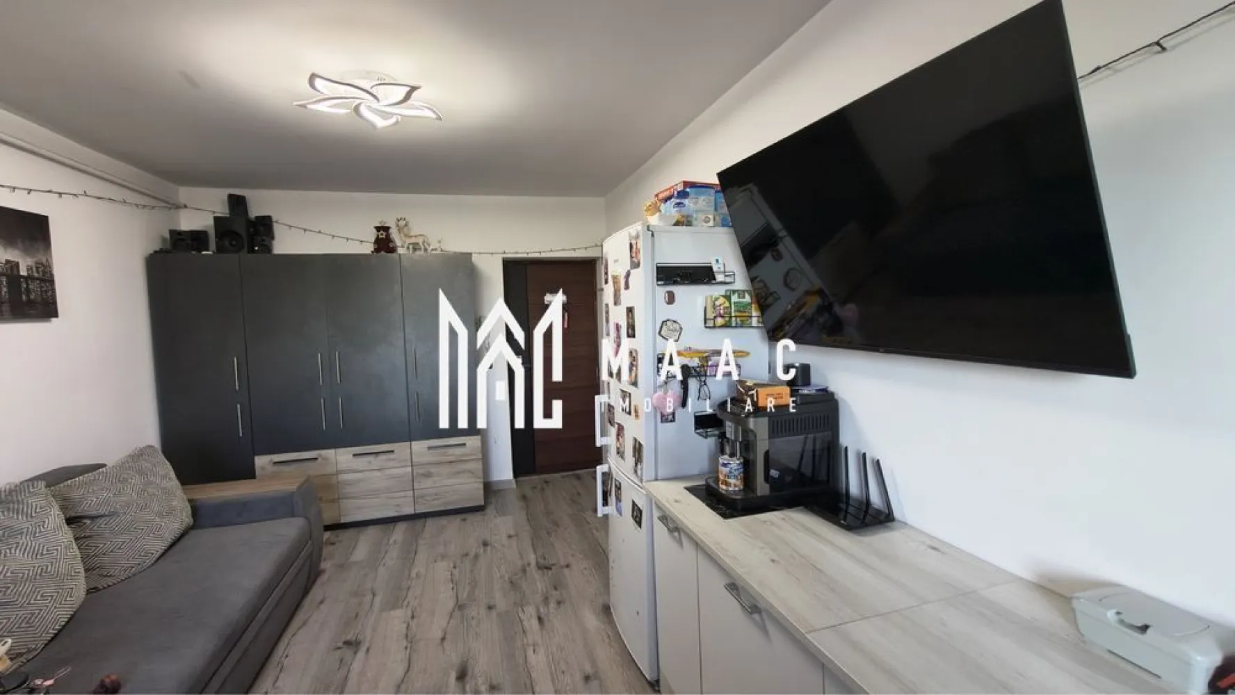 Apartament 2 camere | Etaj 1 | Balcon | Parcare | Magnolia - MAAC Imobiliare vă propune spre vânzare un apartament cu 2 camere, situat în ansamblul rezidențial Magnolia, într-un imobil P+4 prevăzut cu lift și acces securizat pe bază de cartelă. 

Caracteristici:
Apartament cu 2 camere
Suprafață utilă: 39 mp
Etaj 1 din 4
Bloc dotat cu lift
Acces securizat în imobil cu cartelă
Balcon 
Loc de parcare privat inclus

Compartimentare:
Hol de acces
Living open-space cu bucătărie
Dormitor
Baie
Balcon

Dotări:
Centrală termică proprie Kober cu termostat Motan
Mobilat și utilat complet
Frigider Arctic
Mașină de spălat Gorenje, nou
Cuptor cu microunde Samsung, nou
Televizoare
Plită electrică Hansa
Cuptor electric Hansa
Hotă Gorenje
Conexiune la fibră optică DIGI disponibilă

Îmbunătățiri:
Tablou electric nou
Contor electric cu protecție la sub și supratensiune
Prize și întrerupătoare noi
Parchet nou
Corpuri de iluminat LED în living și bucătărie, cu telecomandă
Lampă LED în dormitor, cu telecomandă și reglaj al culorilor
Două ventilatoare cu sistem antiretur în baie
Iluminare LED pentru dulăpiorul din baie
Balustradă balcon recondiționată și vopsită
Balcon zugrăvit cu lavabilă
Suporți pentru jardiniere și jardiniere montate pe balcon
Prize pe balcon, protejate împotriva umezelii
Spațiul de depozitare din dormitor este prevăzut cu iluminare LED și întrerupător dedicat
Dulapul din living beneficiază de iluminare interioară automată la deschiderea ușilor

Acest apartament se remarcă prin atenția acordată fiecărui detaliu și prin investițiile realizate pentru creșterea confortului și eficienței. Se vinde complet mobilat și utilat, fiind pregătit pentru mutare imediată, fără a necesita investiții suplimentare.

Pentru mai multe detalii și pentru programarea unei vizionări, vă rugăm să specificați ID-ul anunțului: CP3180060