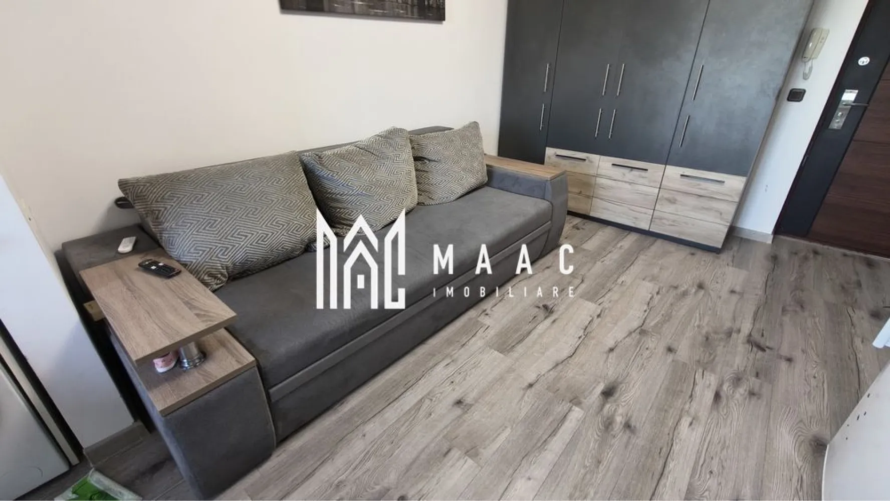 Apartament 2 camere | Etaj 1 | Balcon | Parcare | Magnolia - MAAC Imobiliare vă propune spre vânzare un apartament cu 2 camere, situat în ansamblul rezidențial Magnolia, într-un imobil P+4 prevăzut cu lift și acces securizat pe bază de cartelă. 

Caracteristici:
Apartament cu 2 camere
Suprafață utilă: 39 mp
Etaj 1 din 4
Bloc dotat cu lift
Acces securizat în imobil cu cartelă
Balcon 
Loc de parcare privat inclus

Compartimentare:
Hol de acces
Living open-space cu bucătărie
Dormitor
Baie
Balcon

Dotări:
Centrală termică proprie Kober cu termostat Motan
Mobilat și utilat complet
Frigider Arctic
Mașină de spălat Gorenje, nou
Cuptor cu microunde Samsung, nou
Televizoare
Plită electrică Hansa
Cuptor electric Hansa
Hotă Gorenje
Conexiune la fibră optică DIGI disponibilă

Îmbunătățiri:
Tablou electric nou
Contor electric cu protecție la sub și supratensiune
Prize și întrerupătoare noi
Parchet nou
Corpuri de iluminat LED în living și bucătărie, cu telecomandă
Lampă LED în dormitor, cu telecomandă și reglaj al culorilor
Două ventilatoare cu sistem antiretur în baie
Iluminare LED pentru dulăpiorul din baie
Balustradă balcon recondiționată și vopsită
Balcon zugrăvit cu lavabilă
Suporți pentru jardiniere și jardiniere montate pe balcon
Prize pe balcon, protejate împotriva umezelii
Spațiul de depozitare din dormitor este prevăzut cu iluminare LED și întrerupător dedicat
Dulapul din living beneficiază de iluminare interioară automată la deschiderea ușilor

Acest apartament se remarcă prin atenția acordată fiecărui detaliu și prin investițiile realizate pentru creșterea confortului și eficienței. Se vinde complet mobilat și utilat, fiind pregătit pentru mutare imediată, fără a necesita investiții suplimentare.

Pentru mai multe detalii și pentru programarea unei vizionări, vă rugăm să specificați ID-ul anunțului: CP3180060