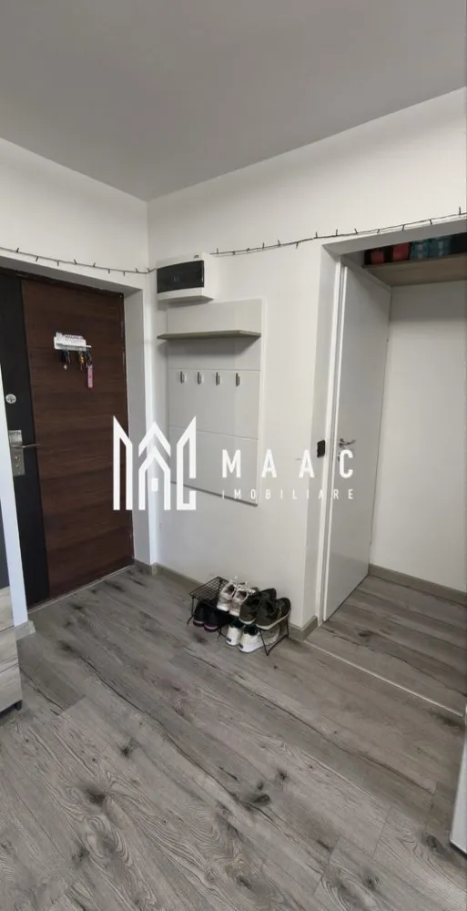 Apartament 2 camere | Etaj 1 | Balcon | Parcare | Magnolia - MAAC Imobiliare vă propune spre vânzare un apartament cu 2 camere, situat în ansamblul rezidențial Magnolia, într-un imobil P+4 prevăzut cu lift și acces securizat pe bază de cartelă. 

Caracteristici:
Apartament cu 2 camere
Suprafață utilă: 39 mp
Etaj 1 din 4
Bloc dotat cu lift
Acces securizat în imobil cu cartelă
Balcon 
Loc de parcare privat inclus

Compartimentare:
Hol de acces
Living open-space cu bucătărie
Dormitor
Baie
Balcon

Dotări:
Centrală termică proprie Kober cu termostat Motan
Mobilat și utilat complet
Frigider Arctic
Mașină de spălat Gorenje, nou
Cuptor cu microunde Samsung, nou
Televizoare
Plită electrică Hansa
Cuptor electric Hansa
Hotă Gorenje
Conexiune la fibră optică DIGI disponibilă

Îmbunătățiri:
Tablou electric nou
Contor electric cu protecție la sub și supratensiune
Prize și întrerupătoare noi
Parchet nou
Corpuri de iluminat LED în living și bucătărie, cu telecomandă
Lampă LED în dormitor, cu telecomandă și reglaj al culorilor
Două ventilatoare cu sistem antiretur în baie
Iluminare LED pentru dulăpiorul din baie
Balustradă balcon recondiționată și vopsită
Balcon zugrăvit cu lavabilă
Suporți pentru jardiniere și jardiniere montate pe balcon
Prize pe balcon, protejate împotriva umezelii
Spațiul de depozitare din dormitor este prevăzut cu iluminare LED și întrerupător dedicat
Dulapul din living beneficiază de iluminare interioară automată la deschiderea ușilor

Acest apartament se remarcă prin atenția acordată fiecărui detaliu și prin investițiile realizate pentru creșterea confortului și eficienței. Se vinde complet mobilat și utilat, fiind pregătit pentru mutare imediată, fără a necesita investiții suplimentare.

Pentru mai multe detalii și pentru programarea unei vizionări, vă rugăm să specificați ID-ul anunțului: CP3180060