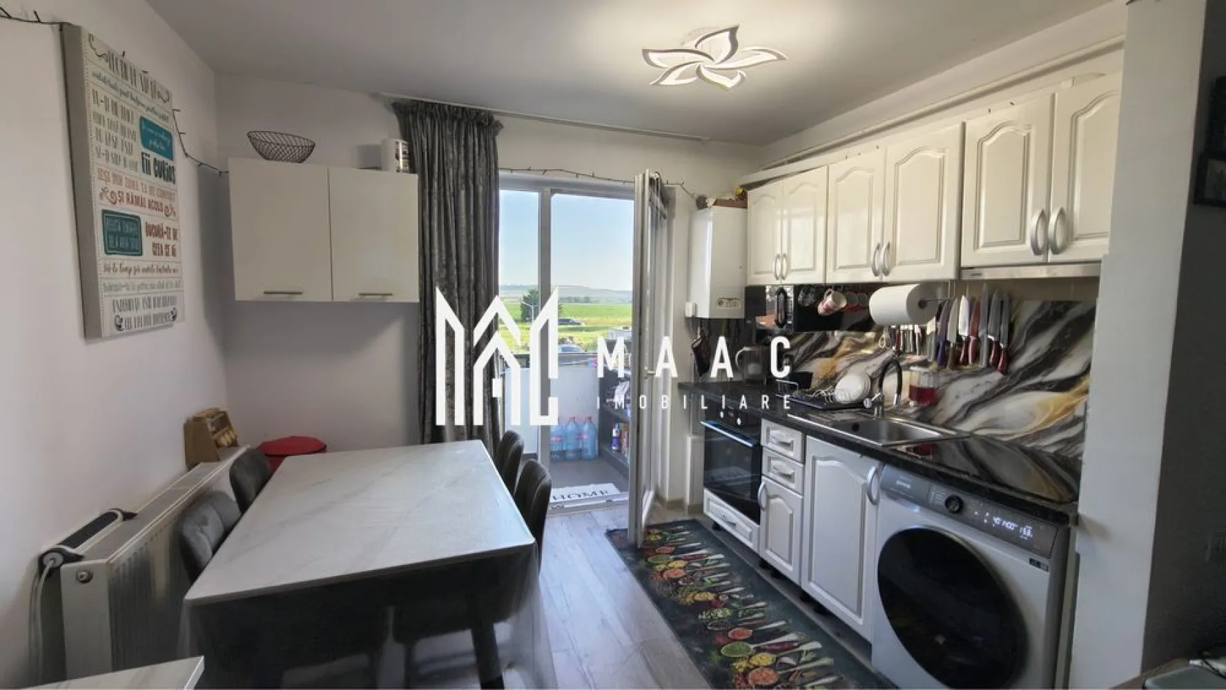 Apartament 2 camere | Etaj 1 | Balcon | Parcare | Magnolia - MAAC Imobiliare vă propune spre vânzare un apartament cu 2 camere, situat în ansamblul rezidențial Magnolia, într-un imobil P+4 prevăzut cu lift și acces securizat pe bază de cartelă. 

Caracteristici:
Apartament cu 2 camere
Suprafață utilă: 39 mp
Etaj 1 din 4
Bloc dotat cu lift
Acces securizat în imobil cu cartelă
Balcon 
Loc de parcare privat inclus

Compartimentare:
Hol de acces
Living open-space cu bucătărie
Dormitor
Baie
Balcon

Dotări:
Centrală termică proprie Kober cu termostat Motan
Mobilat și utilat complet
Frigider Arctic
Mașină de spălat Gorenje, nou
Cuptor cu microunde Samsung, nou
Televizoare
Plită electrică Hansa
Cuptor electric Hansa
Hotă Gorenje
Conexiune la fibră optică DIGI disponibilă

Îmbunătățiri:
Tablou electric nou
Contor electric cu protecție la sub și supratensiune
Prize și întrerupătoare noi
Parchet nou
Corpuri de iluminat LED în living și bucătărie, cu telecomandă
Lampă LED în dormitor, cu telecomandă și reglaj al culorilor
Două ventilatoare cu sistem antiretur în baie
Iluminare LED pentru dulăpiorul din baie
Balustradă balcon recondiționată și vopsită
Balcon zugrăvit cu lavabilă
Suporți pentru jardiniere și jardiniere montate pe balcon
Prize pe balcon, protejate împotriva umezelii
Spațiul de depozitare din dormitor este prevăzut cu iluminare LED și întrerupător dedicat
Dulapul din living beneficiază de iluminare interioară automată la deschiderea ușilor

Acest apartament se remarcă prin atenția acordată fiecărui detaliu și prin investițiile realizate pentru creșterea confortului și eficienței. Se vinde complet mobilat și utilat, fiind pregătit pentru mutare imediată, fără a necesita investiții suplimentare.

Pentru mai multe detalii și pentru programarea unei vizionări, vă rugăm să specificați ID-ul anunțului: CP3180060