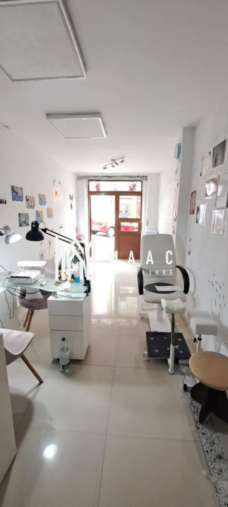 Spațiu comercial | Central, Sibiu | Strada Tribunei, 48 mp utili - Spațiu comercial de vânzare în zona Centrală din Sibiu, pe Strada Tribunei, cu 48 mp utili și acces direct din stradă, dispus pe parter și etaj într-o clădire construită în 1965.

Detalii proprietate:
• Suprafață utilă: 48 mp
• Regim de înălțime: parter și etaj
• La parter: cameră, hol și debara
• La etaj: cameră, hol, baie și debara
• Pivniță situată în curte
• Clădire construită în anul 1965
• Spațiul este potrivit pentru activități care au nevoie de poziționare centrală și acces facil din stradă

Poziționarea pe Strada Tribunei, în zona Centrală din Sibiu, oferă vizibilitate bună și acces rapid către punctele de interes din centrul orașului. Intrarea direct din stradă susține o utilizare practică pentru activitate comercială sau de birou.

Pentru mai multe detalii și pentru programarea unei vizionări, contactează echipa MAAC Imobiliare și menționează Cod anunț CP3180211.