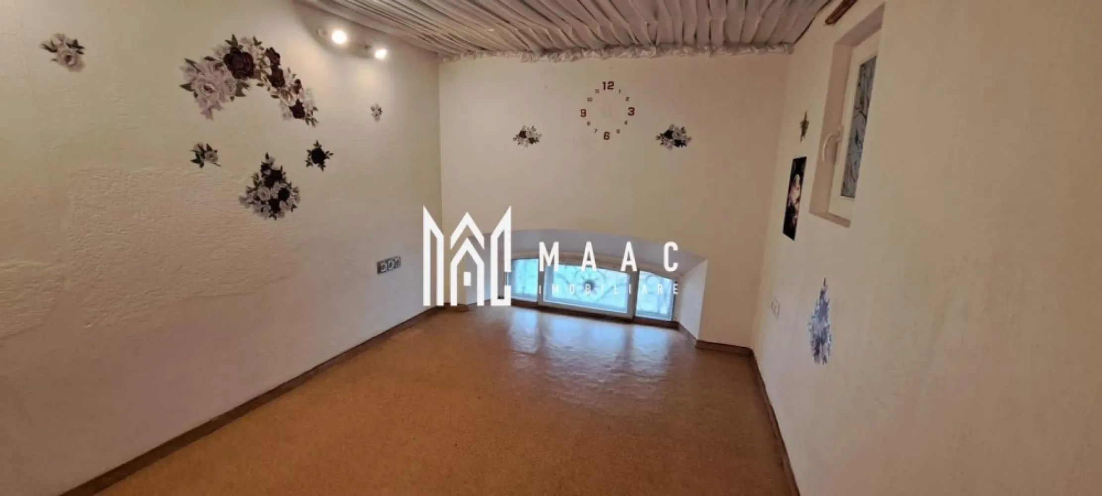 Spațiu comercial | Central, Sibiu | Strada Tribunei, 48 mp utili - Spațiu comercial de vânzare în zona Centrală din Sibiu, pe Strada Tribunei, cu 48 mp utili și acces direct din stradă, dispus pe parter și etaj într-o clădire construită în 1965.

Detalii proprietate:
• Suprafață utilă: 48 mp
• Regim de înălțime: parter și etaj
• La parter: cameră, hol și debara
• La etaj: cameră, hol, baie și debara
• Pivniță situată în curte
• Clădire construită în anul 1965
• Spațiul este potrivit pentru activități care au nevoie de poziționare centrală și acces facil din stradă

Poziționarea pe Strada Tribunei, în zona Centrală din Sibiu, oferă vizibilitate bună și acces rapid către punctele de interes din centrul orașului. Intrarea direct din stradă susține o utilizare practică pentru activitate comercială sau de birou.

Pentru mai multe detalii și pentru programarea unei vizionări, contactează echipa MAAC Imobiliare și menționează Cod anunț CP3180211.