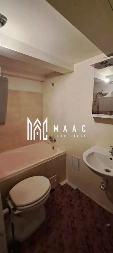 Spațiu comercial | Central, Sibiu | Strada Tribunei, 48 mp utili - Spațiu comercial de vânzare în zona Centrală din Sibiu, pe Strada Tribunei, cu 48 mp utili și acces direct din stradă, dispus pe parter și etaj într-o clădire construită în 1965.

Detalii proprietate:
• Suprafață utilă: 48 mp
• Regim de înălțime: parter și etaj
• La parter: cameră, hol și debara
• La etaj: cameră, hol, baie și debara
• Pivniță situată în curte
• Clădire construită în anul 1965
• Spațiul este potrivit pentru activități care au nevoie de poziționare centrală și acces facil din stradă

Poziționarea pe Strada Tribunei, în zona Centrală din Sibiu, oferă vizibilitate bună și acces rapid către punctele de interes din centrul orașului. Intrarea direct din stradă susține o utilizare practică pentru activitate comercială sau de birou.

Pentru mai multe detalii și pentru programarea unei vizionări, contactează echipa MAAC Imobiliare și menționează Cod anunț CP3180211.