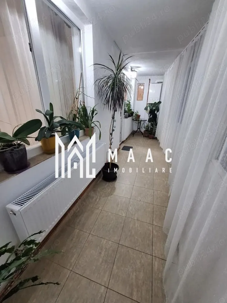 Apartament 3 camere decomandat | Ostroveni, Râmnicu Vâlcea | 70 mp, renovat - Apartament de vânzare cu 3 camere decomandat în Ostroveni, pe Bulevardul Tineretului din Râmnicu Vâlcea, renovat și pregătit pentru mutare.

Detalii proprietate:
• Suprafață utilă: 70 mp, suprafață construită: 84 mp
• Compartimentare: 3 camere, 2 dormitoare, 1 baie, 1 bucătărie, debară și balcon închis
• Etaj 1 din 10, apartament confort 1
• An construcție bloc: 1978, construcție finalizată
• Stare interioară: renovat
• Se vinde complet mobilat și utilat
• Instalație electrică refăcută integral
• Centrală termică nouă, montată în noiembrie 2025
• Aer condiționat și tâmplărie PVC cu geam termopan

Zona Ostroveni oferă acces rapid către școli, grădinițe, centre comerciale, farmacii, piață și stații pentru transportul în comun. Din balcon se vede direct Școala Gimnazială „Mihai Eminescu”, un avantaj pentru organizarea zilnică.

Cod anunț CP3180294. Contactați echipa MAAC Imobiliare pentru detalii suplimentare și programarea unei vizionări.