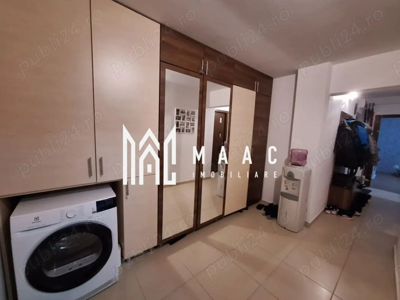 Apartament 3 camere decomandat | Ostroveni, Râmnicu Vâlcea | 70 mp, renovat - Apartament de vânzare cu 3 camere decomandat în Ostroveni, pe Bulevardul Tineretului din Râmnicu Vâlcea, renovat și pregătit pentru mutare.

Detalii proprietate:
• Suprafață utilă: 70 mp, suprafață construită: 84 mp
• Compartimentare: 3 camere, 2 dormitoare, 1 baie, 1 bucătărie, debară și balcon închis
• Etaj 1 din 10, apartament confort 1
• An construcție bloc: 1978, construcție finalizată
• Stare interioară: renovat
• Se vinde complet mobilat și utilat
• Instalație electrică refăcută integral
• Centrală termică nouă, montată în noiembrie 2025
• Aer condiționat și tâmplărie PVC cu geam termopan

Zona Ostroveni oferă acces rapid către școli, grădinițe, centre comerciale, farmacii, piață și stații pentru transportul în comun. Din balcon se vede direct Școala Gimnazială „Mihai Eminescu”, un avantaj pentru organizarea zilnică.

Cod anunț CP3180294. Contactați echipa MAAC Imobiliare pentru detalii suplimentare și programarea unei vizionări.