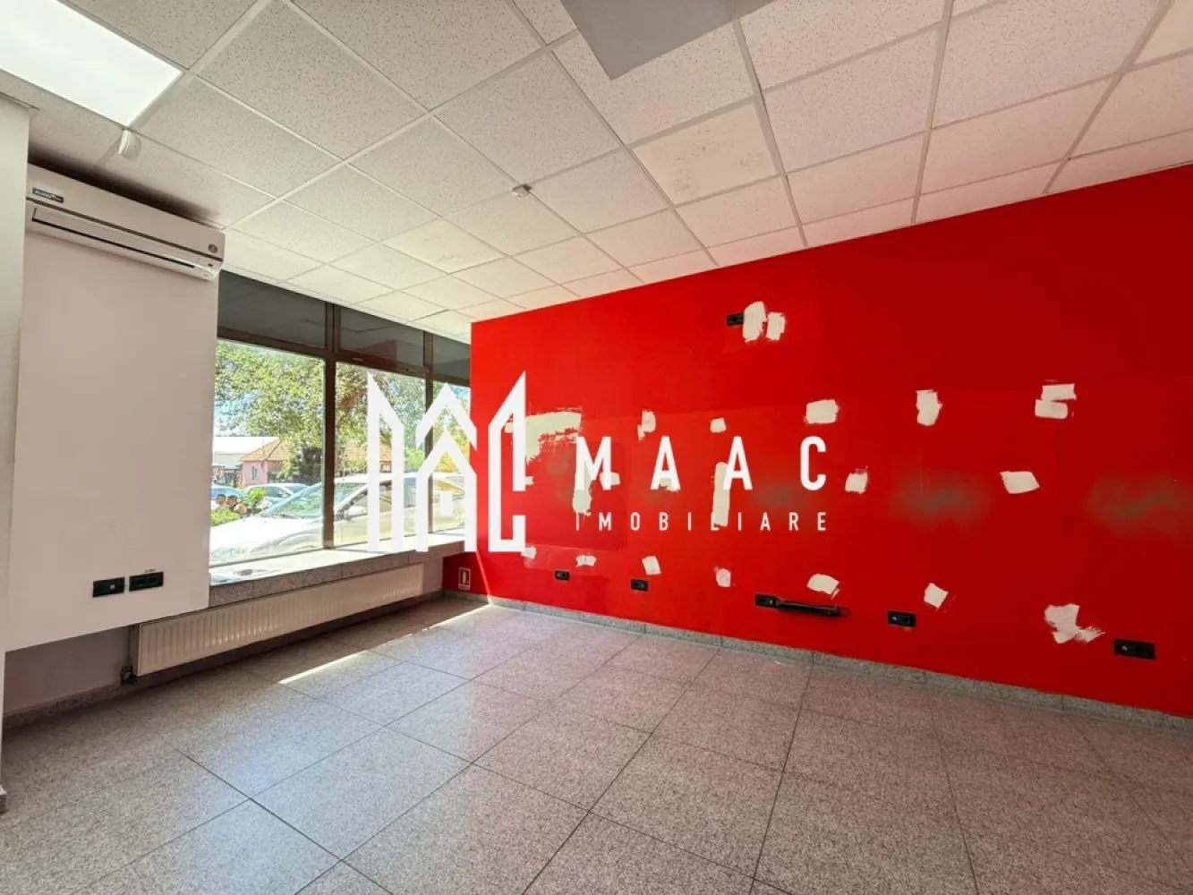 Spatiu comercial la strada | 50MP | Parcare | VAD | Vitrina - MAAC Imobiliare ofera spre inchiriere spatiu pretabil pentru activitati comerciale in zona Stefan cel Mare (reper - magazinul Simpa).

Spatiul este compartimentat astfel: o incapere spatioasa la intrare (26,5 mp) si inca una de 5,13 mp, o incapere cu o cale de acces in partea din spate (28,1 mp) si grup sanitar (5,14 mp).

Incalzirea/ racirea se face cu instalatii de aer conditionat. Contorizarea este separata.

Disponibilitate imediata. Se inchiriaza pe o perioada de minim 12 luni.

Se percepe garantie in cuantumul unei chirii lunare.

Pentru mai multe detalii va rugam specificati telefonic: CP3087172