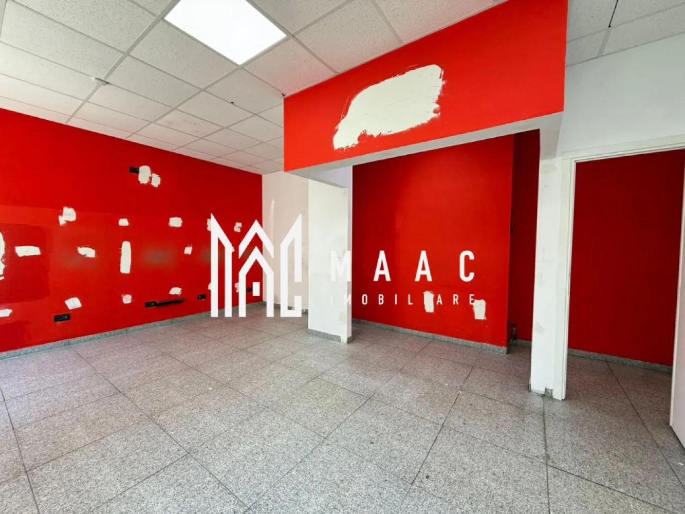 Spatiu comercial la strada | 50MP | Parcare | VAD | Vitrina - MAAC Imobiliare ofera spre inchiriere spatiu pretabil pentru activitati comerciale in zona Stefan cel Mare (reper - magazinul Simpa).

Spatiul este compartimentat astfel: o incapere spatioasa la intrare (26,5 mp) si inca una de 5,13 mp, o incapere cu o cale de acces in partea din spate (28,1 mp) si grup sanitar (5,14 mp).

Incalzirea/ racirea se face cu instalatii de aer conditionat. Contorizarea este separata.

Disponibilitate imediata. Se inchiriaza pe o perioada de minim 12 luni.

Se percepe garantie in cuantumul unei chirii lunare.

Pentru mai multe detalii va rugam specificati telefonic: CP3087172