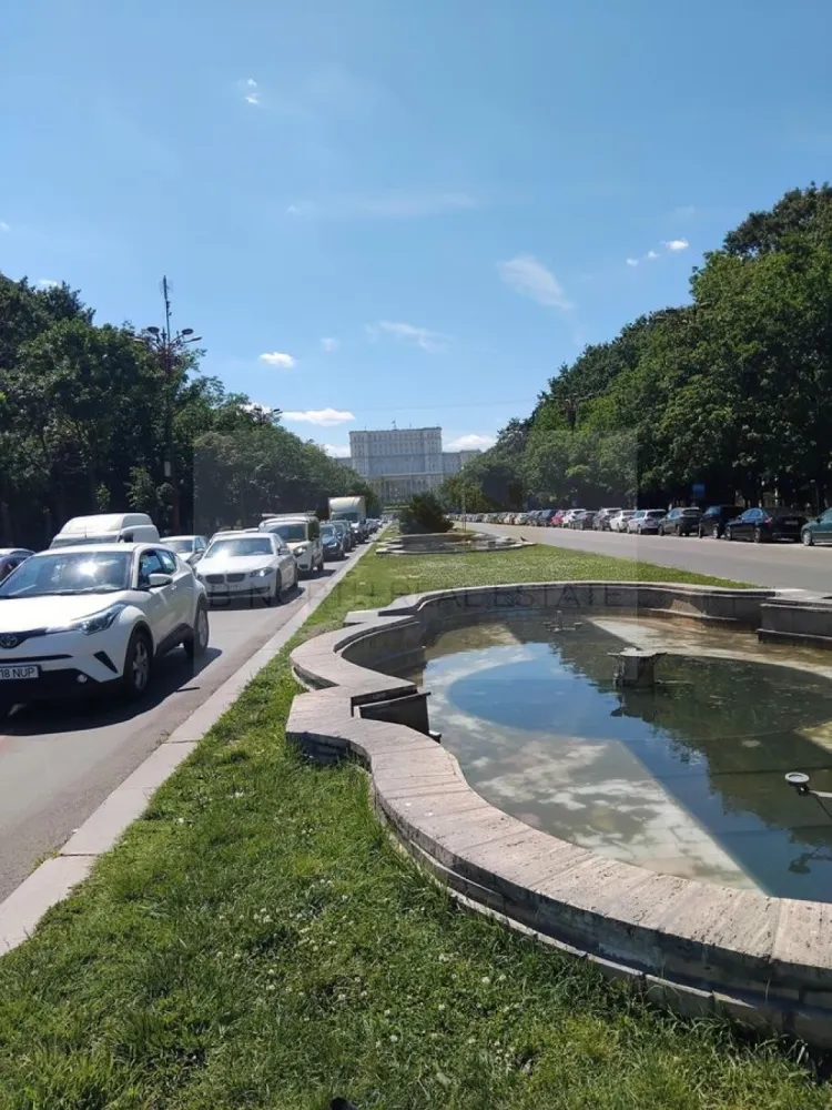 Apartament 3 camere de închiriat | Piața Unirii – Fântâni | Ideal birou - B-North Real Estate vă propune spre închiriere un apartament spațios cu 3 camere, situat pe Bulevardul Unirii nr. 20, în zona Piața Unirii – Fântâni, una dintre cele mai apreciate locații centrale din București.
Apartamentul are o suprafață utilă de 90 mp, este situat la etajul 6 din 10 și a fost renovat recent. Proprietatea se închiriază nemobilată, fiind ideală atât pentru rezidență, cât și pentru activități de birou, cabinet, consultanță sau alte activități profesionale.

Caracteristici principale:

Apartament 3 camere
Suprafață utilă: 90 mp
Compartimentare decomandată
Etaj 6 din 10
2 grupuri sanitare
Balcon
Renovat recent
Nemobilat
Disponibil imediat

Dotări și beneficii:

Aer condiționat
Bucătărie utilată
Aragaz
Frigider
Geamuri termopan
Ușă metalică
Internet și CATV
Apometre
Lift
Pază permanentă 24/7

Avantaje locație:

Bulevardul Unirii nr. 20
Aproximativ 2 minute de mers până la metrou Piața Unirii
Acces rapid către Centrul Vechi, Piața Alba Iulia și Timpuri Noi
Restaurante, cafenele, bănci și centre comerciale în imediata apropiere
Zonă premium, cu acces facil către toate zonele orașului

Recomandat pentru:

Locuință
Birouri
Cabinete profesionale
Activități de consultanță

Preț și condiții:

Chirie: 780 euro/lună
Disponibil imediat

Pentru informații suplimentare și programarea unei vizionări, contactați B-North Real Estate.