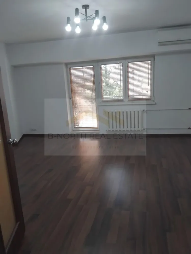 Apartament 3 camere de închiriat | Piața Unirii – Fântâni | Ideal birou - B-North Real Estate vă propune spre închiriere un apartament spațios cu 3 camere, situat pe Bulevardul Unirii nr. 20, în zona Piața Unirii – Fântâni, una dintre cele mai apreciate locații centrale din București.
Apartamentul are o suprafață utilă de 90 mp, este situat la etajul 6 din 10 și a fost renovat recent. Proprietatea se închiriază nemobilată, fiind ideală atât pentru rezidență, cât și pentru activități de birou, cabinet, consultanță sau alte activități profesionale.

Caracteristici principale:

Apartament 3 camere
Suprafață utilă: 90 mp
Compartimentare decomandată
Etaj 6 din 10
2 grupuri sanitare
Balcon
Renovat recent
Nemobilat
Disponibil imediat

Dotări și beneficii:

Aer condiționat
Bucătărie utilată
Aragaz
Frigider
Geamuri termopan
Ușă metalică
Internet și CATV
Apometre
Lift
Pază permanentă 24/7

Avantaje locație:

Bulevardul Unirii nr. 20
Aproximativ 2 minute de mers până la metrou Piața Unirii
Acces rapid către Centrul Vechi, Piața Alba Iulia și Timpuri Noi
Restaurante, cafenele, bănci și centre comerciale în imediata apropiere
Zonă premium, cu acces facil către toate zonele orașului

Recomandat pentru:

Locuință
Birouri
Cabinete profesionale
Activități de consultanță

Preț și condiții:

Chirie: 780 euro/lună
Disponibil imediat

Pentru informații suplimentare și programarea unei vizionări, contactați B-North Real Estate.