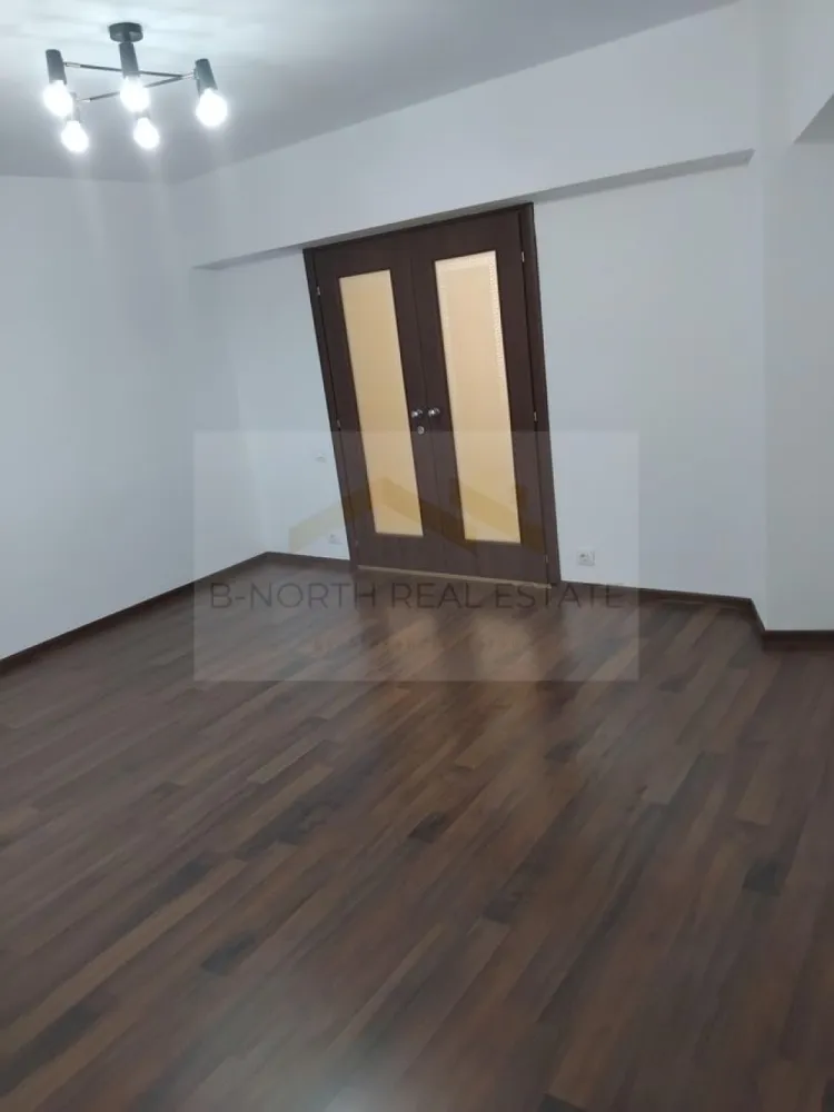Apartament 3 camere de închiriat | Piața Unirii – Fântâni | Ideal birou - B-North Real Estate vă propune spre închiriere un apartament spațios cu 3 camere, situat pe Bulevardul Unirii nr. 20, în zona Piața Unirii – Fântâni, una dintre cele mai apreciate locații centrale din București.
Apartamentul are o suprafață utilă de 90 mp, este situat la etajul 6 din 10 și a fost renovat recent. Proprietatea se închiriază nemobilată, fiind ideală atât pentru rezidență, cât și pentru activități de birou, cabinet, consultanță sau alte activități profesionale.

Caracteristici principale:

Apartament 3 camere
Suprafață utilă: 90 mp
Compartimentare decomandată
Etaj 6 din 10
2 grupuri sanitare
Balcon
Renovat recent
Nemobilat
Disponibil imediat

Dotări și beneficii:

Aer condiționat
Bucătărie utilată
Aragaz
Frigider
Geamuri termopan
Ușă metalică
Internet și CATV
Apometre
Lift
Pază permanentă 24/7

Avantaje locație:

Bulevardul Unirii nr. 20
Aproximativ 2 minute de mers până la metrou Piața Unirii
Acces rapid către Centrul Vechi, Piața Alba Iulia și Timpuri Noi
Restaurante, cafenele, bănci și centre comerciale în imediata apropiere
Zonă premium, cu acces facil către toate zonele orașului

Recomandat pentru:

Locuință
Birouri
Cabinete profesionale
Activități de consultanță

Preț și condiții:

Chirie: 780 euro/lună
Disponibil imediat

Pentru informații suplimentare și programarea unei vizionări, contactați B-North Real Estate.