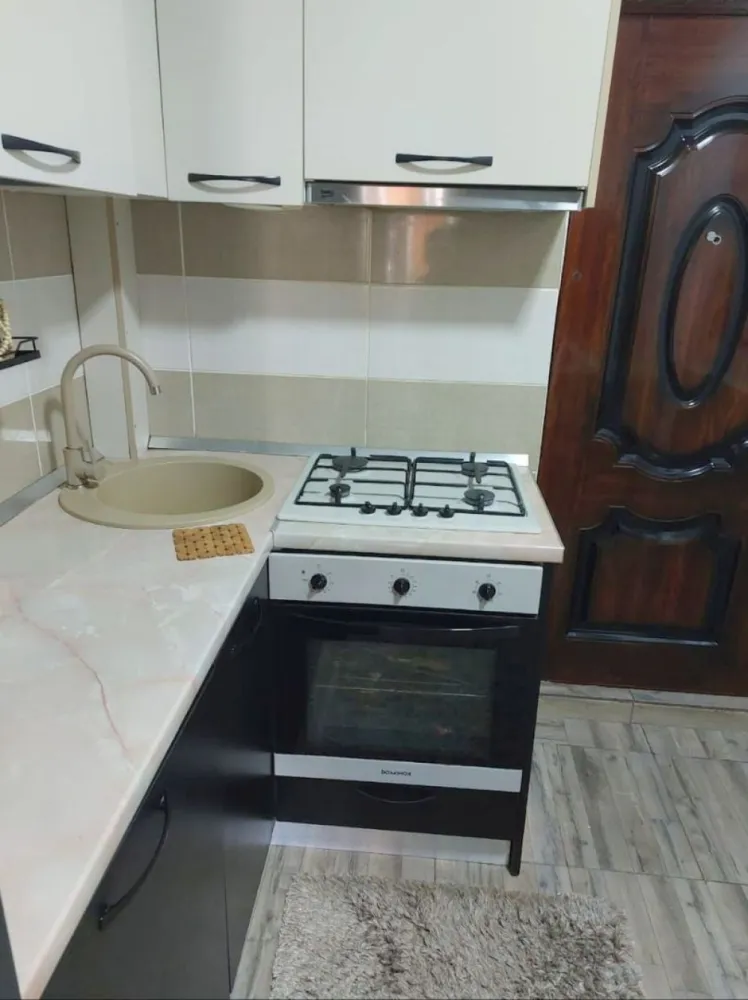 De vanzare garsoniera micro 40, la C-uri, parter, 33.500 euro negociabil - Se oferă spre vânzare garsonieră situată în cartierul Micro 40, zona C-uri, la parter, potrivită atât pentru locuit, cât și pentru investiție. A fost recent renovata. Este situata in apropiere de Mall Carrefour.
Locuința se vinde parțial mobilată, oferind posibilitatea de amenajare după propriul gust. Spațiul este bine compartimentat și are acces facil către magazine, mijloace de transport și alte puncte de interes din zonă.
Preț: 33.500 € negociabil
Se percepe comision de tranzactionare.
Pentru mai multe informații și programarea unei vizionări, mă puteți contacta 0741.030.291 Marilena, Agentia Mag Invest.