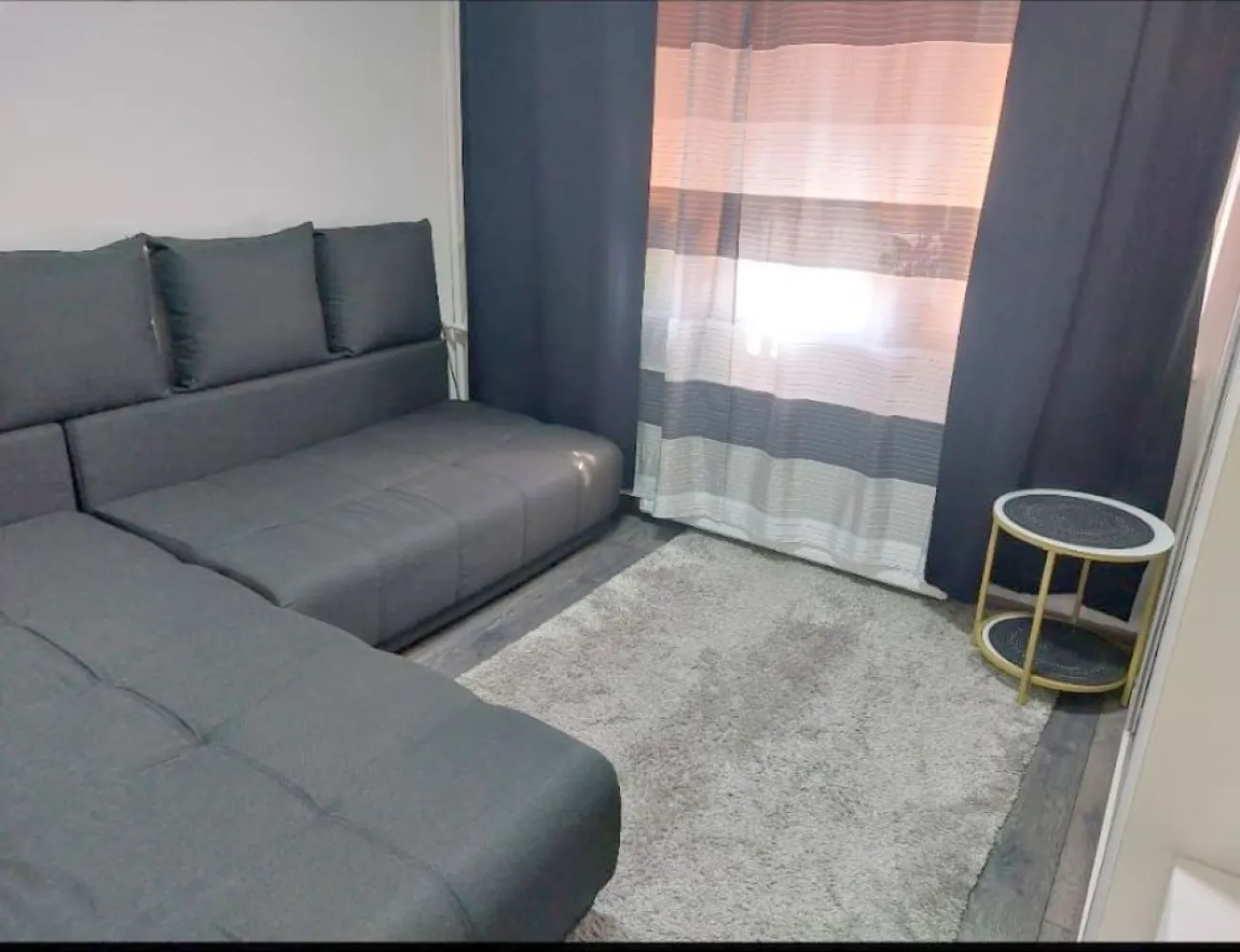 De vanzare garsoniera micro 40, la C-uri, parter, 33.500 euro negociabil - Se oferă spre vânzare garsonieră situată în cartierul Micro 40, zona C-uri, la parter, potrivită atât pentru locuit, cât și pentru investiție. A fost recent renovata. Este situata in apropiere de Mall Carrefour.
Locuința se vinde parțial mobilată, oferind posibilitatea de amenajare după propriul gust. Spațiul este bine compartimentat și are acces facil către magazine, mijloace de transport și alte puncte de interes din zonă.
Preț: 33.500 € negociabil
Se percepe comision de tranzactionare.
Pentru mai multe informații și programarea unei vizionări, mă puteți contacta 0741.030.291 Marilena, Agentia Mag Invest.