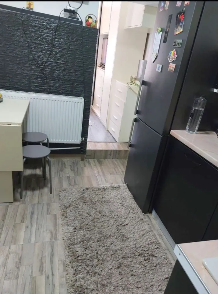 De vanzare garsoniera micro 40, la C-uri, parter, 33.500 euro negociabil - Se oferă spre vânzare garsonieră situată în cartierul Micro 40, zona C-uri, la parter, potrivită atât pentru locuit, cât și pentru investiție. A fost recent renovata. Este situata in apropiere de Mall Carrefour.
Locuința se vinde parțial mobilată, oferind posibilitatea de amenajare după propriul gust. Spațiul este bine compartimentat și are acces facil către magazine, mijloace de transport și alte puncte de interes din zonă.
Preț: 33.500 € negociabil
Se percepe comision de tranzactionare.
Pentru mai multe informații și programarea unei vizionări, mă puteți contacta 0741.030.291 Marilena, Agentia Mag Invest.