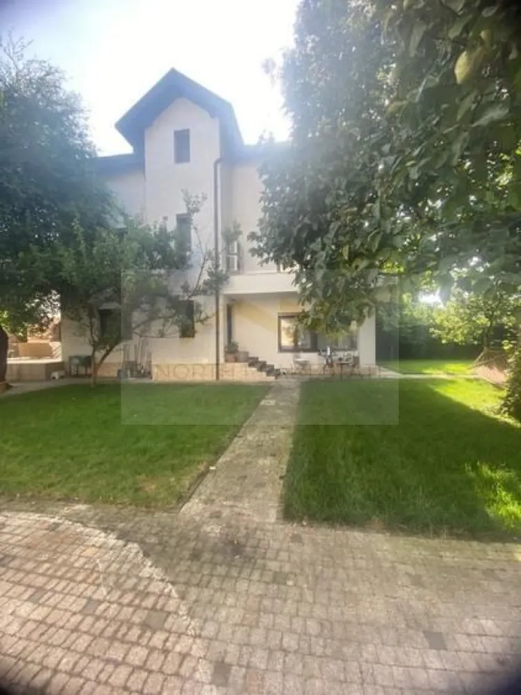 Vilă individuală de închiriat | Metrou Apărătorii Patriei | Rezidență - Business - B-North Real Estate vă propune spre închiriere o vilă individuală spațioasă, situată într-o zonă liniștită din Sectorul 4, la aproximativ 3 minute de stația de metrou Apărătorii Patriei.

Proprietatea este dispusă pe Parter + Etaj + Mansardă, are o suprafață utilă de aproximativ 200 mp și este amplasată pe un teren de 520 mp, oferind spații generoase atât la interior, cât și la exterior. Construită în 2008 și renovată complet în 2023, vila beneficiază de finisaje moderne și dotări premium.

Caracteristici principale:

Vilă individuală P+1+M
Suprafață utilă: 200 mp
Teren: 520 mp
5 camere
2 băi
Construcție 2008
Renovată complet în 2023
Complet mobilată și utilată
Terasă exterioară
Disponibilă imediat

Compartimentare:

Parter:

Living generos de 28 mp
Bucătărie de 16 mp
Cameră tehnică
Baie
Hol de acces
Terasă de aproximativ 40 mp
Etaj:

Dormitor de 28 mp
Dormitor de 16 mp
Baie spațioasă

Mansardă:

Open-space de aproximativ 70 mp
Baie cu cabină de duș
Spațiu ideal pentru birou, sală de hobby, zonă de relaxare, loc de joacă sau dormitor matrimonial

Dotări și beneficii:

Panouri fotovoltaice 6 kW
Aer condiționat LG Artcool
Bucătărie complet utilată
Spații luminoase și bine compartimentate
Posibilitate de reorganizare în funcție de necesități
Costuri reduse de exploatare
Exterior
Curte generoasă
Teren de 520 mp
Terasă amenajată
4 locuri de parcare

Recomandată pentru:

Locuință de familie
Sediu firmă
Cabinete medicale sau de psihologie
After-school
Centru educațional
Showroom
Birouri și activități de consultanță

Localizare:

Aproximativ 3 minute de metrou Apărătorii Patriei
Acces rapid către Piața Sudului și Sun Plaza
Aproape de mijloace de transport, supermarketuri și servicii
Zonă liniștită de case

Preț și condiții:

Chirie: 2.800 euro/lună
Disponibilă imediat

Pentru informații suplimentare și programarea unei vizionări, contactați B-North Real Estate.