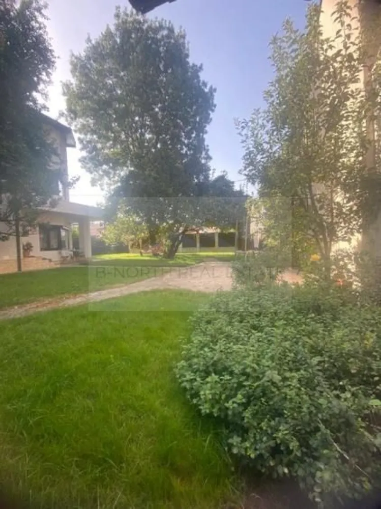 Vilă individuală de închiriat | Metrou Apărătorii Patriei | Rezidență - Business - B-North Real Estate vă propune spre închiriere o vilă individuală spațioasă, situată într-o zonă liniștită din Sectorul 4, la aproximativ 3 minute de stația de metrou Apărătorii Patriei.

Proprietatea este dispusă pe Parter + Etaj + Mansardă, are o suprafață utilă de aproximativ 200 mp și este amplasată pe un teren de 520 mp, oferind spații generoase atât la interior, cât și la exterior. Construită în 2008 și renovată complet în 2023, vila beneficiază de finisaje moderne și dotări premium.

Caracteristici principale:

Vilă individuală P+1+M
Suprafață utilă: 200 mp
Teren: 520 mp
5 camere
2 băi
Construcție 2008
Renovată complet în 2023
Complet mobilată și utilată
Terasă exterioară
Disponibilă imediat

Compartimentare:

Parter:

Living generos de 28 mp
Bucătărie de 16 mp
Cameră tehnică
Baie
Hol de acces
Terasă de aproximativ 40 mp
Etaj:

Dormitor de 28 mp
Dormitor de 16 mp
Baie spațioasă

Mansardă:

Open-space de aproximativ 70 mp
Baie cu cabină de duș
Spațiu ideal pentru birou, sală de hobby, zonă de relaxare, loc de joacă sau dormitor matrimonial

Dotări și beneficii:

Panouri fotovoltaice 6 kW
Aer condiționat LG Artcool
Bucătărie complet utilată
Spații luminoase și bine compartimentate
Posibilitate de reorganizare în funcție de necesități
Costuri reduse de exploatare
Exterior
Curte generoasă
Teren de 520 mp
Terasă amenajată
4 locuri de parcare

Recomandată pentru:

Locuință de familie
Sediu firmă
Cabinete medicale sau de psihologie
After-school
Centru educațional
Showroom
Birouri și activități de consultanță

Localizare:

Aproximativ 3 minute de metrou Apărătorii Patriei
Acces rapid către Piața Sudului și Sun Plaza
Aproape de mijloace de transport, supermarketuri și servicii
Zonă liniștită de case

Preț și condiții:

Chirie: 2.800 euro/lună
Disponibilă imediat

Pentru informații suplimentare și programarea unei vizionări, contactați B-North Real Estate.