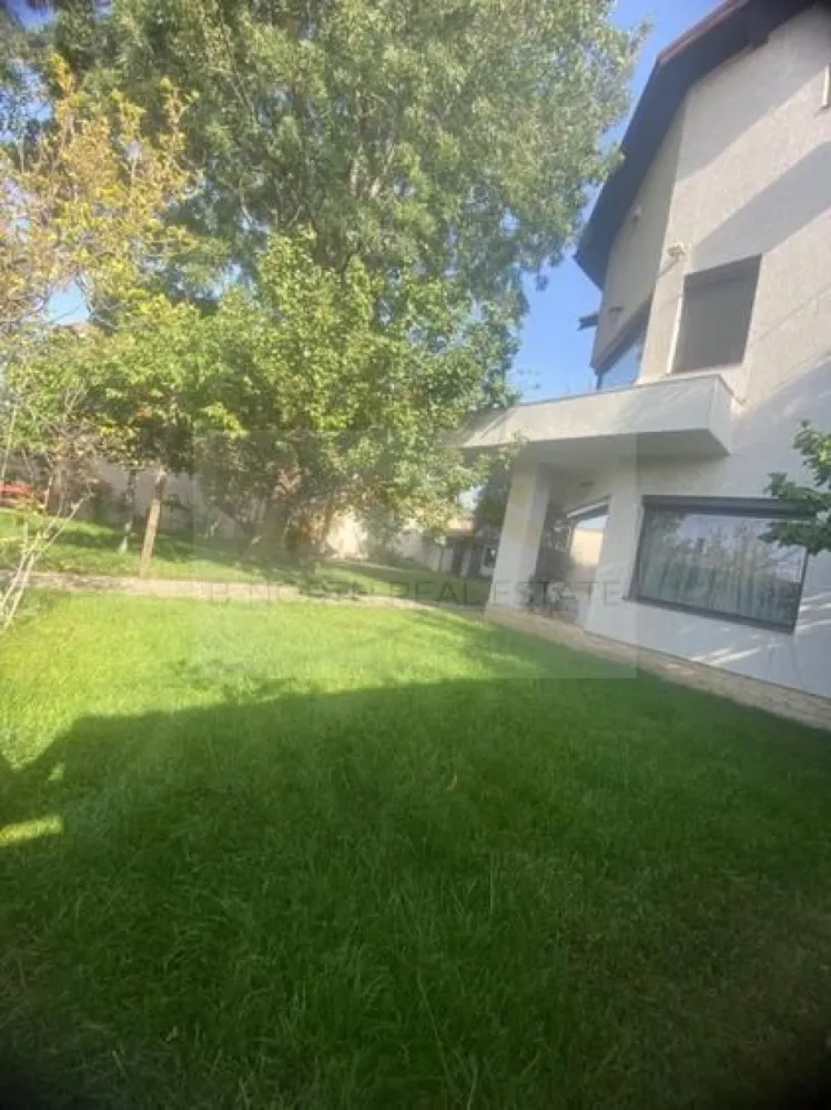 Vilă individuală de închiriat | Metrou Apărătorii Patriei | Rezidență - Business - B-North Real Estate vă propune spre închiriere o vilă individuală spațioasă, situată într-o zonă liniștită din Sectorul 4, la aproximativ 3 minute de stația de metrou Apărătorii Patriei.

Proprietatea este dispusă pe Parter + Etaj + Mansardă, are o suprafață utilă de aproximativ 200 mp și este amplasată pe un teren de 520 mp, oferind spații generoase atât la interior, cât și la exterior. Construită în 2008 și renovată complet în 2023, vila beneficiază de finisaje moderne și dotări premium.

Caracteristici principale:

Vilă individuală P+1+M
Suprafață utilă: 200 mp
Teren: 520 mp
5 camere
2 băi
Construcție 2008
Renovată complet în 2023
Complet mobilată și utilată
Terasă exterioară
Disponibilă imediat

Compartimentare:

Parter:

Living generos de 28 mp
Bucătărie de 16 mp
Cameră tehnică
Baie
Hol de acces
Terasă de aproximativ 40 mp
Etaj:

Dormitor de 28 mp
Dormitor de 16 mp
Baie spațioasă

Mansardă:

Open-space de aproximativ 70 mp
Baie cu cabină de duș
Spațiu ideal pentru birou, sală de hobby, zonă de relaxare, loc de joacă sau dormitor matrimonial

Dotări și beneficii:

Panouri fotovoltaice 6 kW
Aer condiționat LG Artcool
Bucătărie complet utilată
Spații luminoase și bine compartimentate
Posibilitate de reorganizare în funcție de necesități
Costuri reduse de exploatare
Exterior
Curte generoasă
Teren de 520 mp
Terasă amenajată
4 locuri de parcare

Recomandată pentru:

Locuință de familie
Sediu firmă
Cabinete medicale sau de psihologie
After-school
Centru educațional
Showroom
Birouri și activități de consultanță

Localizare:

Aproximativ 3 minute de metrou Apărătorii Patriei
Acces rapid către Piața Sudului și Sun Plaza
Aproape de mijloace de transport, supermarketuri și servicii
Zonă liniștită de case

Preț și condiții:

Chirie: 2.800 euro/lună
Disponibilă imediat

Pentru informații suplimentare și programarea unei vizionări, contactați B-North Real Estate.