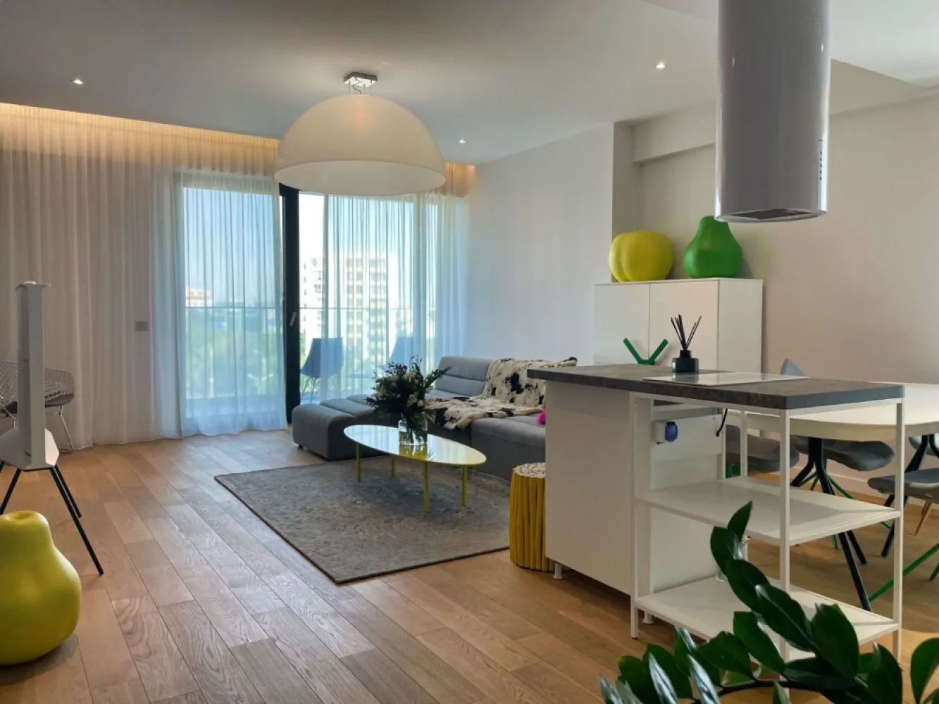 One Herastrau Towers | Zona de dressing | Apartament exclusivist | Lux - New Place Real Estate Company va propune spre inchiriere un apartament deosebit, situat intr-un imobil rezidential din zona Herastrau.

Apartamentul este situat la Etajul 6 in imobil de 2S+P+12E, are o suprafata utila totala de 110.40 mp, o suprafata construita de 130.20 mp si este compus din: living de 26.70 mp, bucatarie open space de 7.80 mp, dormitor matrimonial de 19.50 mp cu baie proprie de 4.10 mp, dormitor secundar de 16.20 mp, baie de serviciu de 5.60 mp, zona de dressing de 6.70 mp, 2 holuri de 7.20 mp respectiv 9.10 mp si balcon de 7.50 mp. Livingul este spatios si este amenajat in nuante calde, iar bucataria este complet mobilata si utilata, avand aparatura electrocasnica de varf. Apartamentul are o zona de dressing dedicata.

Apartamentul dispune de un loc de parcare disponibil in parcarea subterana a Ansamblului.

Atat apartamentul cat si spatiile comune ale intregului imobil beneficiaza de finisaje de calitate superioara de lux.

Paza si supraveghere video 24/7.

Pentru mai multe detalii sau oferte similare, nu ezitati sa ne contactati.

Aceasta oferta apartine New Place Real Estate Company.