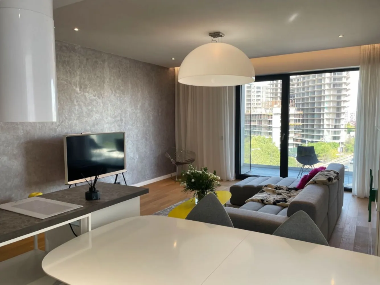 One Herastrau Towers | Zona de dressing | Apartament exclusivist | Lux - New Place Real Estate Company va propune spre inchiriere un apartament deosebit, situat intr-un imobil rezidential din zona Herastrau.

Apartamentul este situat la Etajul 6 in imobil de 2S+P+12E, are o suprafata utila totala de 110.40 mp, o suprafata construita de 130.20 mp si este compus din: living de 26.70 mp, bucatarie open space de 7.80 mp, dormitor matrimonial de 19.50 mp cu baie proprie de 4.10 mp, dormitor secundar de 16.20 mp, baie de serviciu de 5.60 mp, zona de dressing de 6.70 mp, 2 holuri de 7.20 mp respectiv 9.10 mp si balcon de 7.50 mp. Livingul este spatios si este amenajat in nuante calde, iar bucataria este complet mobilata si utilata, avand aparatura electrocasnica de varf. Apartamentul are o zona de dressing dedicata.

Apartamentul dispune de un loc de parcare disponibil in parcarea subterana a Ansamblului.

Atat apartamentul cat si spatiile comune ale intregului imobil beneficiaza de finisaje de calitate superioara de lux.

Paza si supraveghere video 24/7.

Pentru mai multe detalii sau oferte similare, nu ezitati sa ne contactati.

Aceasta oferta apartine New Place Real Estate Company.