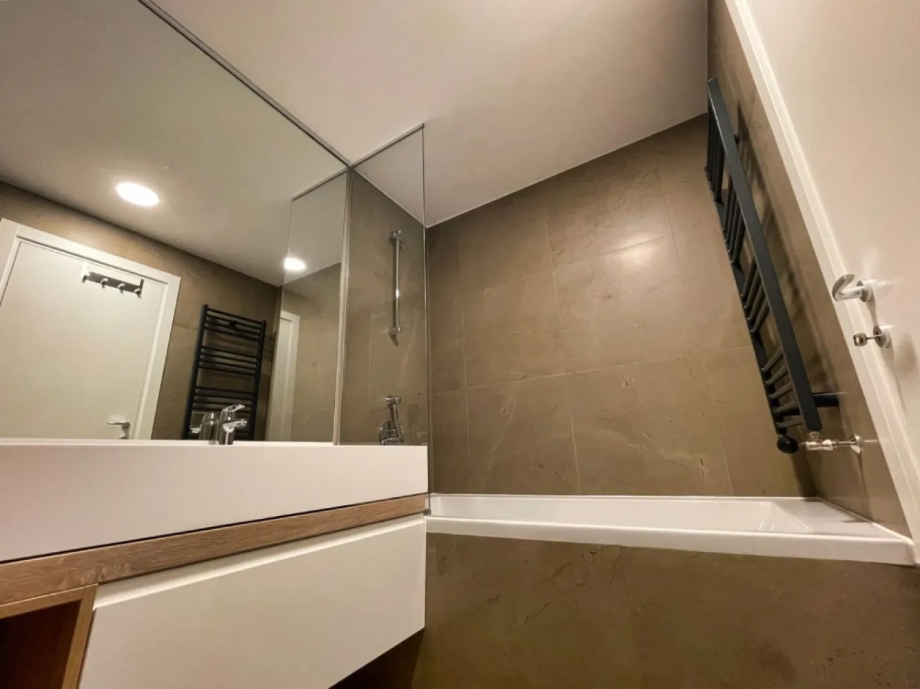 One Herastrau Towers | Zona de dressing | Apartament exclusivist | Lux - New Place Real Estate Company va propune spre inchiriere un apartament deosebit, situat intr-un imobil rezidential din zona Herastrau.

Apartamentul este situat la Etajul 6 in imobil de 2S+P+12E, are o suprafata utila totala de 110.40 mp, o suprafata construita de 130.20 mp si este compus din: living de 26.70 mp, bucatarie open space de 7.80 mp, dormitor matrimonial de 19.50 mp cu baie proprie de 4.10 mp, dormitor secundar de 16.20 mp, baie de serviciu de 5.60 mp, zona de dressing de 6.70 mp, 2 holuri de 7.20 mp respectiv 9.10 mp si balcon de 7.50 mp. Livingul este spatios si este amenajat in nuante calde, iar bucataria este complet mobilata si utilata, avand aparatura electrocasnica de varf. Apartamentul are o zona de dressing dedicata.

Apartamentul dispune de un loc de parcare disponibil in parcarea subterana a Ansamblului.

Atat apartamentul cat si spatiile comune ale intregului imobil beneficiaza de finisaje de calitate superioara de lux.

Paza si supraveghere video 24/7.

Pentru mai multe detalii sau oferte similare, nu ezitati sa ne contactati.

Aceasta oferta apartine New Place Real Estate Company.
