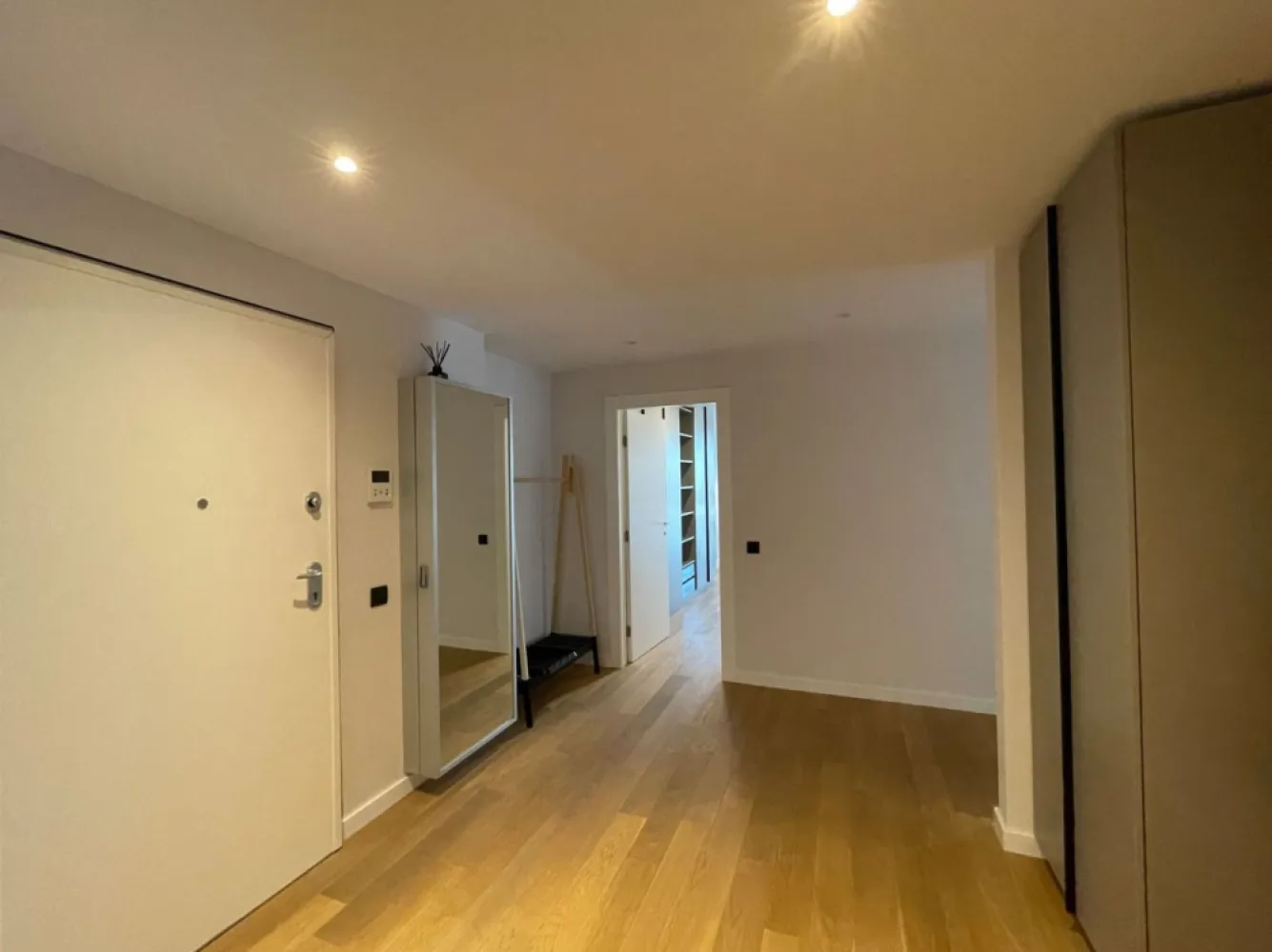 One Herastrau Towers | Zona de dressing | Apartament exclusivist | Lux - New Place Real Estate Company va propune spre inchiriere un apartament deosebit, situat intr-un imobil rezidential din zona Herastrau.

Apartamentul este situat la Etajul 6 in imobil de 2S+P+12E, are o suprafata utila totala de 110.40 mp, o suprafata construita de 130.20 mp si este compus din: living de 26.70 mp, bucatarie open space de 7.80 mp, dormitor matrimonial de 19.50 mp cu baie proprie de 4.10 mp, dormitor secundar de 16.20 mp, baie de serviciu de 5.60 mp, zona de dressing de 6.70 mp, 2 holuri de 7.20 mp respectiv 9.10 mp si balcon de 7.50 mp. Livingul este spatios si este amenajat in nuante calde, iar bucataria este complet mobilata si utilata, avand aparatura electrocasnica de varf. Apartamentul are o zona de dressing dedicata.

Apartamentul dispune de un loc de parcare disponibil in parcarea subterana a Ansamblului.

Atat apartamentul cat si spatiile comune ale intregului imobil beneficiaza de finisaje de calitate superioara de lux.

Paza si supraveghere video 24/7.

Pentru mai multe detalii sau oferte similare, nu ezitati sa ne contactati.

Aceasta oferta apartine New Place Real Estate Company.