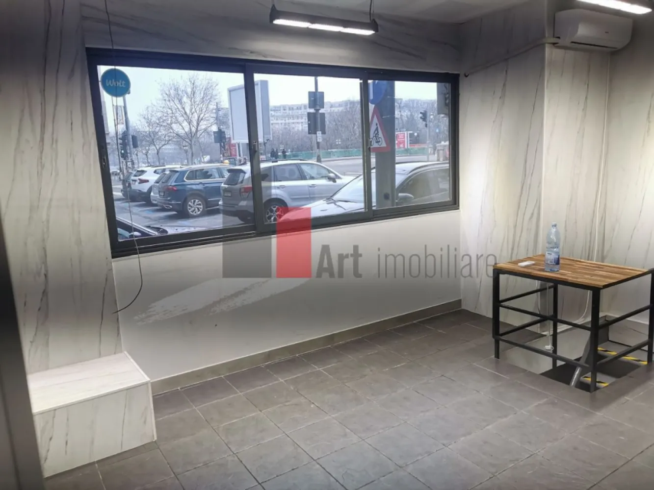 %0 Comision Spatiu comercial de inchiriat in zona Kogalniceanu/Splai Independent - Spațiu Comercial Ultracentral, Ideal Pentru HoReCa – 52 Mp Utili

Vă Prezentăm Spre Închiriere Un Spațiu Comercial Cu Poziționare Excelentă, Situat Într-O Zonă Ultracentrală, La Intersecția Unor Artere Intens Circulate Și În Apropierea Principalelor Puncte De Interes Ale Orașului. Amplasamentul Beneficiază De Trafic Pietonal Intens Și Vizibilitate Foarte Bună, Oferind Acces Facil Atât Pentru Clienți, Cât Și Pentru Activitatea De Aprovizionare.

Spațiul Dispune De O Suprafață Utilă Totală De 52 Mp, Distribuită Eficient Pe Două Niveluri:

26 Mp Utili La Parter;
26 Mp Utili La Demisol.

Parterul Beneficiază De Vitrină Stradală De Aproximativ 4 Ml, Oferind Vizibilitate Și Expunere Foarte Bună Către Zona De Trafic. Demisolul Este Complet Funcțional Și Poate Fi Utilizat Atât Pentru Activitatea De Preparare, Cât Și Pentru Depozitare, Laborator Sau Spațiu Tehnic.

Proprietatea A Funcționat Anterior Ca Unitate HoReCa, Ambele Niveluri Fiind Utilizate Pentru Prepararea Produselor Alimentare. Datorită Acestei Configurații, Viitorul Chiriaș Poate Organiza Fluxul De Lucru În Funcție De Necesitățile Propriei Activități.

Dotări Și Avantaje:

Curent Trifazic;
Apă Curentă Și Canalizare;
Grup Sanitar Propriu;
Spațiu Recent Renovat;
Finisaje De Bună Calitate;
Vitrină Stradală De 4 Ml;
Poziționare La Intersecție;
Trafic Pietonal Intens;
Posibilitate De Montare Facilă A Tubulaturii Pentru Hotă;
Zonă Destinată Depozitării Frigorifice;
Documentație Completă Pentru Funcțiunea De Spațiu Comercial;
Acces Facil Pentru Aprovizionare Și Operare Zilnică.

Lipsa Racordului La Gaze Naturale Este Compensată De Existența Curentului Trifazic, Ceea Ce Permite Utilizarea Echipamentelor Profesionale Electrice Necesare Activităților De Alimentație Publică.

Datorită Poziției Centrale Și Configurației Eficiente, Spațiul Este Recomandat Pentru Fast-Food, Takeaway, Livrare, Bucătărie De Producție, Laborator De Cofetărie Sau Patiserie, Cafenea, Bistro, Gelaterie, Dark Kitchen, Catering Sau Alte Activități Din Domeniul HoReCa.

Poziționarea Ultracentrală, Amplasarea La Intersecție, Traficul Pietonal Intens, Istoricul Comercial Al Spațiului Și Posibilitatea De Amenajare Rapidă Transformă Această Proprietate Într-O Oportunitate Excelentă Pentru Operatorii Din Domeniul Alimentației Publice Care Își Doresc O Locație Cu Vizibilitate Ridicată, Eficientă Și Pregătită Pentru Desfășurarea Activității.