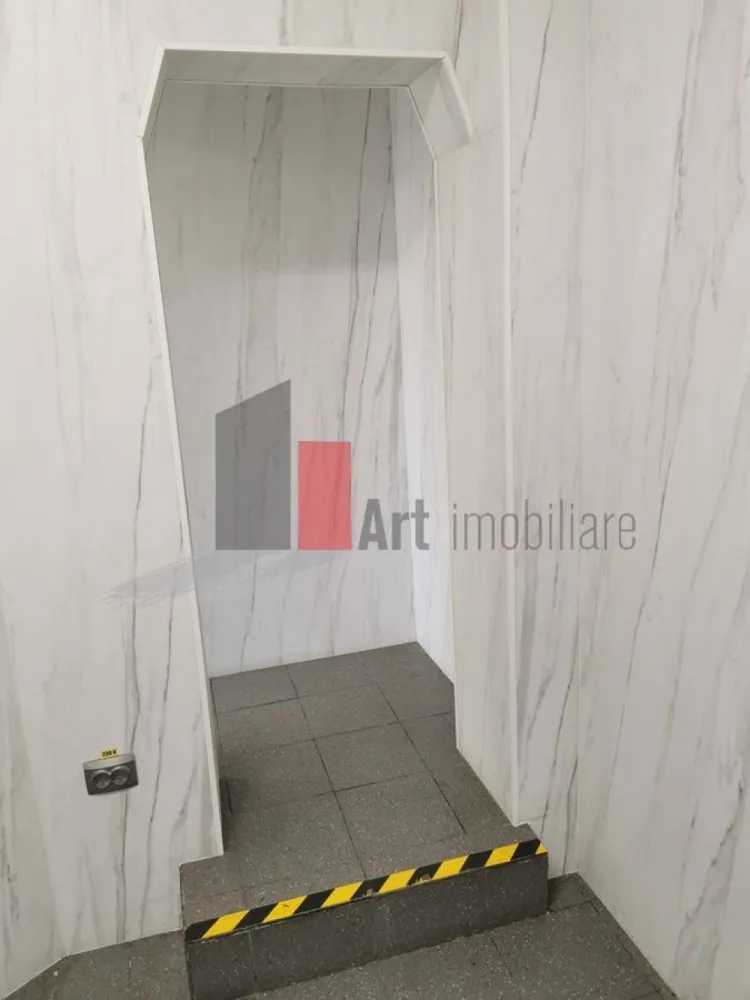 %0 Comision Spatiu comercial de inchiriat in zona Kogalniceanu/Splai Independent - Spațiu Comercial Ultracentral, Ideal Pentru HoReCa – 52 Mp Utili

Vă Prezentăm Spre Închiriere Un Spațiu Comercial Cu Poziționare Excelentă, Situat Într-O Zonă Ultracentrală, La Intersecția Unor Artere Intens Circulate Și În Apropierea Principalelor Puncte De Interes Ale Orașului. Amplasamentul Beneficiază De Trafic Pietonal Intens Și Vizibilitate Foarte Bună, Oferind Acces Facil Atât Pentru Clienți, Cât Și Pentru Activitatea De Aprovizionare.

Spațiul Dispune De O Suprafață Utilă Totală De 52 Mp, Distribuită Eficient Pe Două Niveluri:

26 Mp Utili La Parter;
26 Mp Utili La Demisol.

Parterul Beneficiază De Vitrină Stradală De Aproximativ 4 Ml, Oferind Vizibilitate Și Expunere Foarte Bună Către Zona De Trafic. Demisolul Este Complet Funcțional Și Poate Fi Utilizat Atât Pentru Activitatea De Preparare, Cât Și Pentru Depozitare, Laborator Sau Spațiu Tehnic.

Proprietatea A Funcționat Anterior Ca Unitate HoReCa, Ambele Niveluri Fiind Utilizate Pentru Prepararea Produselor Alimentare. Datorită Acestei Configurații, Viitorul Chiriaș Poate Organiza Fluxul De Lucru În Funcție De Necesitățile Propriei Activități.

Dotări Și Avantaje:

Curent Trifazic;
Apă Curentă Și Canalizare;
Grup Sanitar Propriu;
Spațiu Recent Renovat;
Finisaje De Bună Calitate;
Vitrină Stradală De 4 Ml;
Poziționare La Intersecție;
Trafic Pietonal Intens;
Posibilitate De Montare Facilă A Tubulaturii Pentru Hotă;
Zonă Destinată Depozitării Frigorifice;
Documentație Completă Pentru Funcțiunea De Spațiu Comercial;
Acces Facil Pentru Aprovizionare Și Operare Zilnică.

Lipsa Racordului La Gaze Naturale Este Compensată De Existența Curentului Trifazic, Ceea Ce Permite Utilizarea Echipamentelor Profesionale Electrice Necesare Activităților De Alimentație Publică.

Datorită Poziției Centrale Și Configurației Eficiente, Spațiul Este Recomandat Pentru Fast-Food, Takeaway, Livrare, Bucătărie De Producție, Laborator De Cofetărie Sau Patiserie, Cafenea, Bistro, Gelaterie, Dark Kitchen, Catering Sau Alte Activități Din Domeniul HoReCa.

Poziționarea Ultracentrală, Amplasarea La Intersecție, Traficul Pietonal Intens, Istoricul Comercial Al Spațiului Și Posibilitatea De Amenajare Rapidă Transformă Această Proprietate Într-O Oportunitate Excelentă Pentru Operatorii Din Domeniul Alimentației Publice Care Își Doresc O Locație Cu Vizibilitate Ridicată, Eficientă Și Pregătită Pentru Desfășurarea Activității.