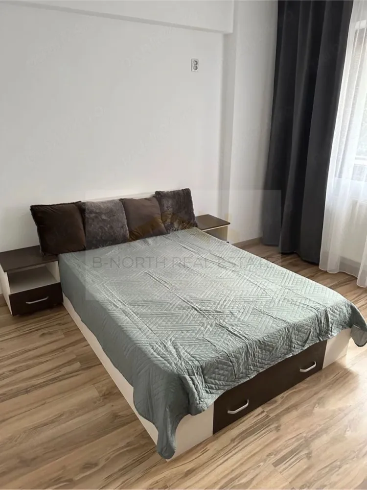 Apartament 2 camere de închiriat | Metrou Dimitrie Leonida | Loc de parcare - B-North Real Estate vă propune spre închiriere un apartament cu 2 camere decomandat, situat în zona Berceni, la doar 200 de metri de stația de metrou Dimitrie Leonida, în imediata apropiere a complexului Monaco Towers.
Apartamentul este amplasat la etajul 1 al unui imobil construit în 2018 și are o suprafață utilă de 60 mp. Se închiriază complet mobilat și utilat, fiind ideal pentru un cuplu sau o persoană care își dorește acces rapid către metrou și toate facilitățile zonei.

Caracteristici principale:

Apartament 2 camere
Compartimentare decomandată
Suprafață utilă: 60 mp
Etaj 1
Construcție 2018
Balcon
Debara
Complet mobilat și utilat
Disponibil imediat

Dotări și beneficii:

Centrală termică proprie pe gaz
Geamuri termopan
Parchet laminat
Gresie și faianță
Bucătărie complet utilată
Spații generoase de depozitare
Costuri reduse de întreținere
Parcare
Loc de parcare inclus
Acces securizat cu barieră

Avantaje locație:

Aproximativ 2 minute de mers până la metrou Dimitrie Leonida
Lângă Monaco Towers
Acces rapid către Sectorul 4 și centrul Bucureștiului
Supermarketuri, farmacii, restaurante și cafenele în apropiere
Mijloace de transport și zone comerciale la câteva minute de mers pe jos
Recomandat pentru:

Cupluri
Persoane singure
Profesioniști
Studenți

Preț și condiții:

Chirie: 420 euro/lună
Loc de parcare inclus
Disponibil imediat

Pentru informații suplimentare și programarea unei vizionări, contactați B-North Real Estate.