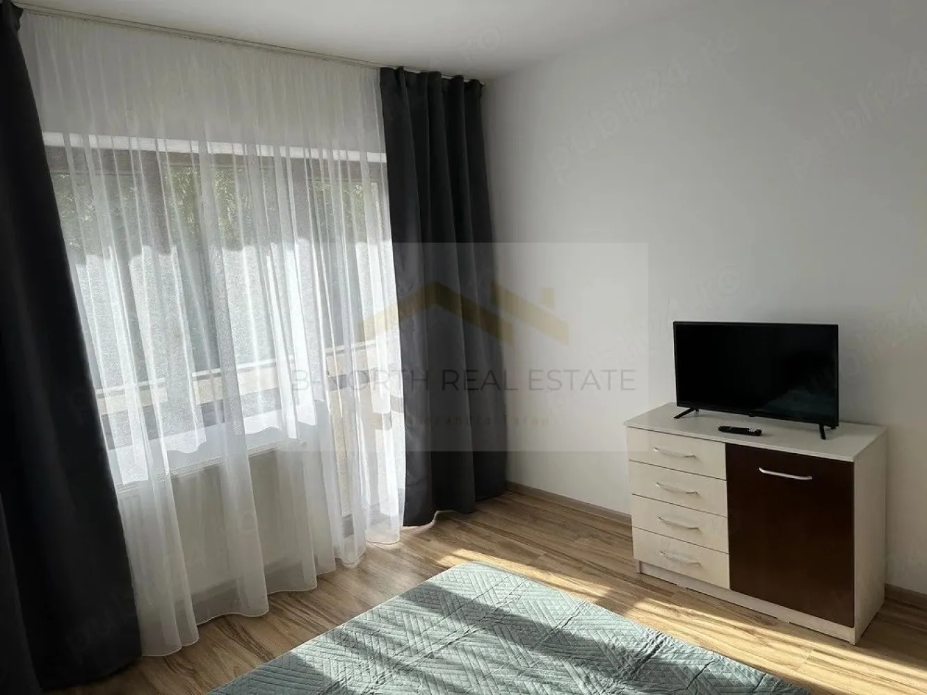 Apartament 2 camere de închiriat | Metrou Dimitrie Leonida | Loc de parcare - B-North Real Estate vă propune spre închiriere un apartament cu 2 camere decomandat, situat în zona Berceni, la doar 200 de metri de stația de metrou Dimitrie Leonida, în imediata apropiere a complexului Monaco Towers.
Apartamentul este amplasat la etajul 1 al unui imobil construit în 2018 și are o suprafață utilă de 60 mp. Se închiriază complet mobilat și utilat, fiind ideal pentru un cuplu sau o persoană care își dorește acces rapid către metrou și toate facilitățile zonei.

Caracteristici principale:

Apartament 2 camere
Compartimentare decomandată
Suprafață utilă: 60 mp
Etaj 1
Construcție 2018
Balcon
Debara
Complet mobilat și utilat
Disponibil imediat

Dotări și beneficii:

Centrală termică proprie pe gaz
Geamuri termopan
Parchet laminat
Gresie și faianță
Bucătărie complet utilată
Spații generoase de depozitare
Costuri reduse de întreținere
Parcare
Loc de parcare inclus
Acces securizat cu barieră

Avantaje locație:

Aproximativ 2 minute de mers până la metrou Dimitrie Leonida
Lângă Monaco Towers
Acces rapid către Sectorul 4 și centrul Bucureștiului
Supermarketuri, farmacii, restaurante și cafenele în apropiere
Mijloace de transport și zone comerciale la câteva minute de mers pe jos
Recomandat pentru:

Cupluri
Persoane singure
Profesioniști
Studenți

Preț și condiții:

Chirie: 420 euro/lună
Loc de parcare inclus
Disponibil imediat

Pentru informații suplimentare și programarea unei vizionări, contactați B-North Real Estate.