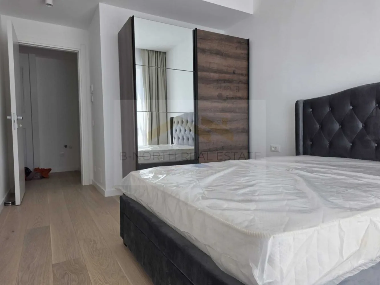 Apartament 2 camere de închiriat | Nusco City Pipera | Loc de parcare subteran - B-North Real Estate vă propune spre închiriere un apartament modern cu 2 camere, situat în prestigiosul complex rezidențial Nusco City, una dintre cele mai căutate zone din nordul Bucureștiului.
Apartamentul are o suprafață totală de 74 mp, este amplasat la etajul 3 al unui imobil finalizat în 2026 și se închiriază complet mobilat și utilat, fiind ideal pentru un cuplu sau o persoană care își dorește confort, siguranță și acces rapid către zona de business Pipera – Aviației.

Caracteristici principale:

Apartament 2 camere
Suprafață totală: 74 mp
Etaj 3
Imobil finalizat în 2026
Complex rezidențial premium
Complet mobilat și utilat
Disponibil imediat

Dotări și beneficii:

Aer condiționat
Mașină de spălat rufe
Mașină de spălat vase
Plită electrică
Cuptor electric
Frigider
Televizor
Aspirator
Finisaje moderne
Spații generoase și luminoase
Parcare
Loc de parcare subteran inclus în preț

Avantaje locație:

Complex rezidențial Nusco City
Acces rapid către Promenada Mall
Aproape de zona de business Pipera – Aviației
Metrou Aurel Vlaicu și Pipera în proximitate
Restaurante, cafenele, supermarketuri și centre de fitness în apropiere
Acces facil către Șoseaua Pipera și nordul Capitalei

Recomandat pentru:

Cupluri
Profesioniști
Expați
Persoane care lucrează în zona de nord a Bucureștiului

Preț și condiții:

Chirie: 850 euro/lună
Loc de parcare subteran inclus
Disponibil imediat

Pentru informații suplimentare și programarea unei vizionări, contactați B-North Real Estate.