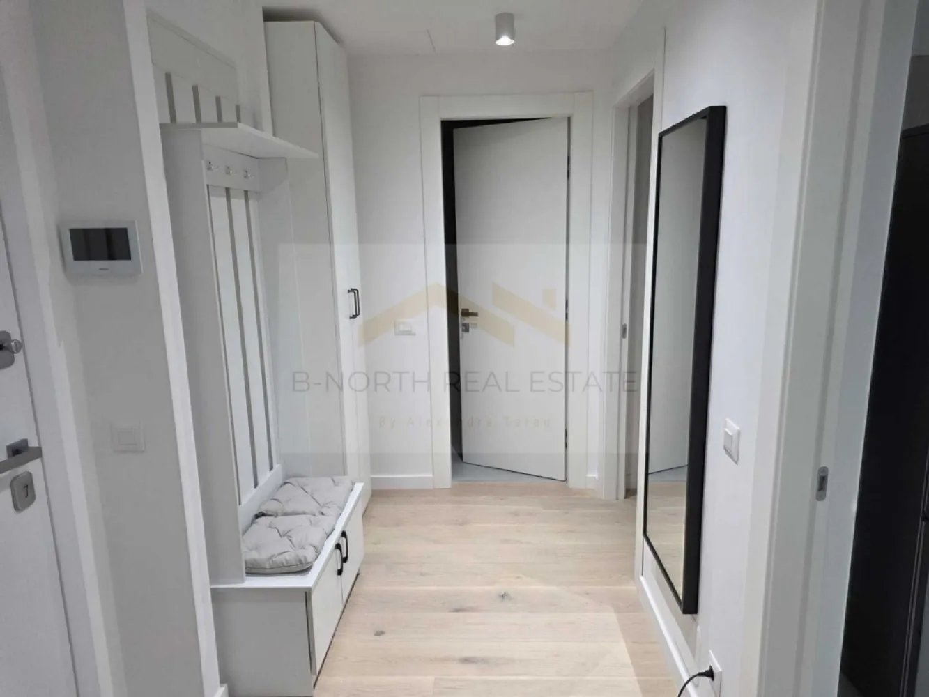 Apartament 2 camere de închiriat | Nusco City Pipera | Loc de parcare subteran - B-North Real Estate vă propune spre închiriere un apartament modern cu 2 camere, situat în prestigiosul complex rezidențial Nusco City, una dintre cele mai căutate zone din nordul Bucureștiului.
Apartamentul are o suprafață totală de 74 mp, este amplasat la etajul 3 al unui imobil finalizat în 2026 și se închiriază complet mobilat și utilat, fiind ideal pentru un cuplu sau o persoană care își dorește confort, siguranță și acces rapid către zona de business Pipera – Aviației.

Caracteristici principale:

Apartament 2 camere
Suprafață totală: 74 mp
Etaj 3
Imobil finalizat în 2026
Complex rezidențial premium
Complet mobilat și utilat
Disponibil imediat

Dotări și beneficii:

Aer condiționat
Mașină de spălat rufe
Mașină de spălat vase
Plită electrică
Cuptor electric
Frigider
Televizor
Aspirator
Finisaje moderne
Spații generoase și luminoase
Parcare
Loc de parcare subteran inclus în preț

Avantaje locație:

Complex rezidențial Nusco City
Acces rapid către Promenada Mall
Aproape de zona de business Pipera – Aviației
Metrou Aurel Vlaicu și Pipera în proximitate
Restaurante, cafenele, supermarketuri și centre de fitness în apropiere
Acces facil către Șoseaua Pipera și nordul Capitalei

Recomandat pentru:

Cupluri
Profesioniști
Expați
Persoane care lucrează în zona de nord a Bucureștiului

Preț și condiții:

Chirie: 850 euro/lună
Loc de parcare subteran inclus
Disponibil imediat

Pentru informații suplimentare și programarea unei vizionări, contactați B-North Real Estate.