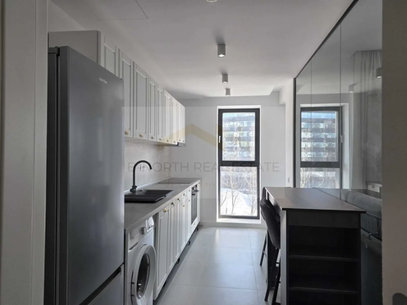 Apartament 2 camere de închiriat | Nusco City Pipera | Loc de parcare subteran - B-North Real Estate vă propune spre închiriere un apartament modern cu 2 camere, situat în prestigiosul complex rezidențial Nusco City, una dintre cele mai căutate zone din nordul Bucureștiului.
Apartamentul are o suprafață totală de 74 mp, este amplasat la etajul 3 al unui imobil finalizat în 2026 și se închiriază complet mobilat și utilat, fiind ideal pentru un cuplu sau o persoană care își dorește confort, siguranță și acces rapid către zona de business Pipera – Aviației.

Caracteristici principale:

Apartament 2 camere
Suprafață totală: 74 mp
Etaj 3
Imobil finalizat în 2026
Complex rezidențial premium
Complet mobilat și utilat
Disponibil imediat

Dotări și beneficii:

Aer condiționat
Mașină de spălat rufe
Mașină de spălat vase
Plită electrică
Cuptor electric
Frigider
Televizor
Aspirator
Finisaje moderne
Spații generoase și luminoase
Parcare
Loc de parcare subteran inclus în preț

Avantaje locație:

Complex rezidențial Nusco City
Acces rapid către Promenada Mall
Aproape de zona de business Pipera – Aviației
Metrou Aurel Vlaicu și Pipera în proximitate
Restaurante, cafenele, supermarketuri și centre de fitness în apropiere
Acces facil către Șoseaua Pipera și nordul Capitalei

Recomandat pentru:

Cupluri
Profesioniști
Expați
Persoane care lucrează în zona de nord a Bucureștiului

Preț și condiții:

Chirie: 850 euro/lună
Loc de parcare subteran inclus
Disponibil imediat

Pentru informații suplimentare și programarea unei vizionări, contactați B-North Real Estate.