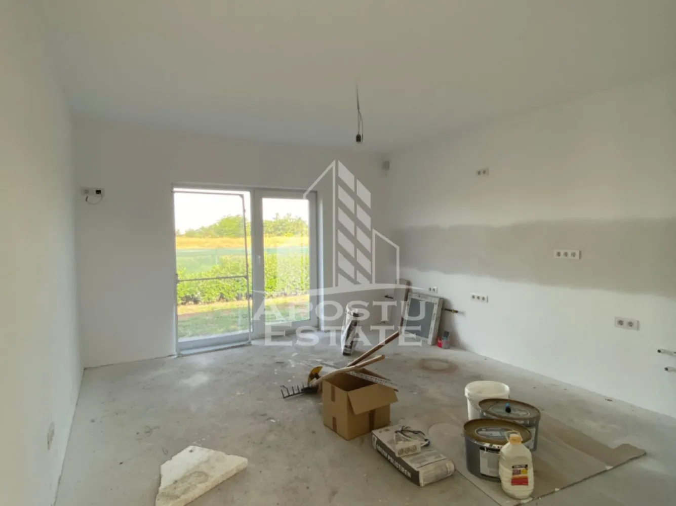 Casa individuala P+1E de vanzare Sacalaz - APOSTU ESTATE va propune spre vanzare o casa a individuala in Sacalaz, amplasata intr-o zona rezidentiala noua, cu acces direct din sosea si teren de 400 mp.

Locuinta se vinde in stadiul la alb, oferind viitorilor proprietari posibilitatea de a-si alege finisajele si de a personaliza spatiul dupa propriile preferinte.

Compartimentare parter:

-Living generos cu iesire pe terasa;
-Bucatarie cu loc de luat masa - 19,20 mp
-Hol si casa scarii 
-Baie de serviciu
-Camara spatioasa
-Camera tehnica;
-Garaj 

Compartimentare etaj:

-Dormitor matrimonial cu dressing;
-doua dormitoare secundare;
-doua bai.

Utilitati disponibile in fata: curent, apa, gaz, canalizare.
Casa este situata intr-o zona aflata in dezvoltare, cu vecinatati noi si acces facil catre Timisoara si centrul comunei Sacalaz.

CP3180881