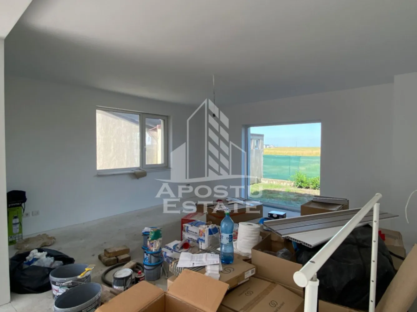 Casa individuala P+1E de vanzare Sacalaz - APOSTU ESTATE va propune spre vanzare o casa a individuala in Sacalaz, amplasata intr-o zona rezidentiala noua, cu acces direct din sosea si teren de 400 mp.

Locuinta se vinde in stadiul la alb, oferind viitorilor proprietari posibilitatea de a-si alege finisajele si de a personaliza spatiul dupa propriile preferinte.

Compartimentare parter:

-Living generos cu iesire pe terasa;
-Bucatarie cu loc de luat masa - 19,20 mp
-Hol si casa scarii 
-Baie de serviciu
-Camara spatioasa
-Camera tehnica;
-Garaj 

Compartimentare etaj:

-Dormitor matrimonial cu dressing;
-doua dormitoare secundare;
-doua bai.

Utilitati disponibile in fata: curent, apa, gaz, canalizare.
Casa este situata intr-o zona aflata in dezvoltare, cu vecinatati noi si acces facil catre Timisoara si centrul comunei Sacalaz.

CP3180881